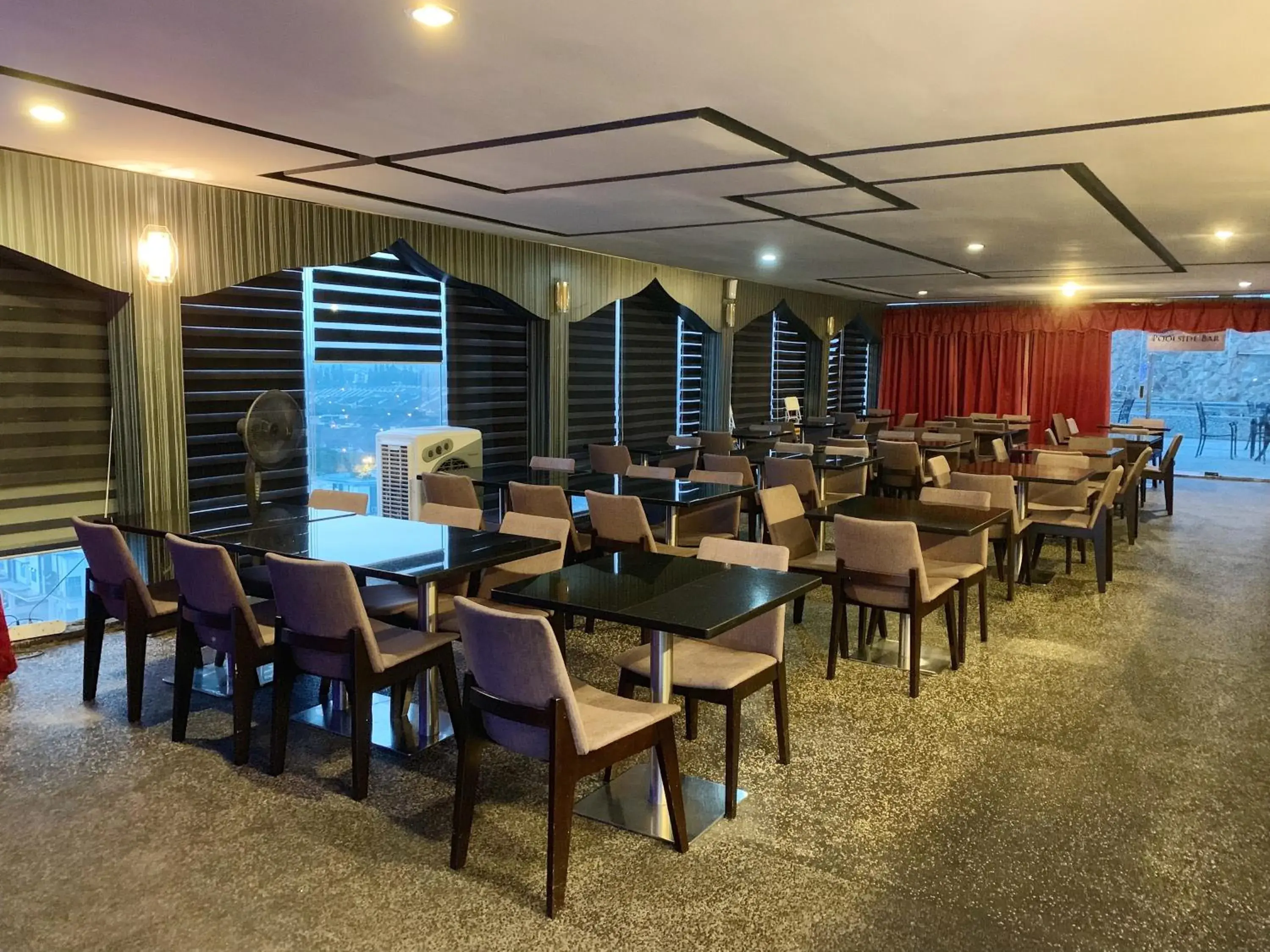 Restaurant/Places to Eat in Pariss Hotel