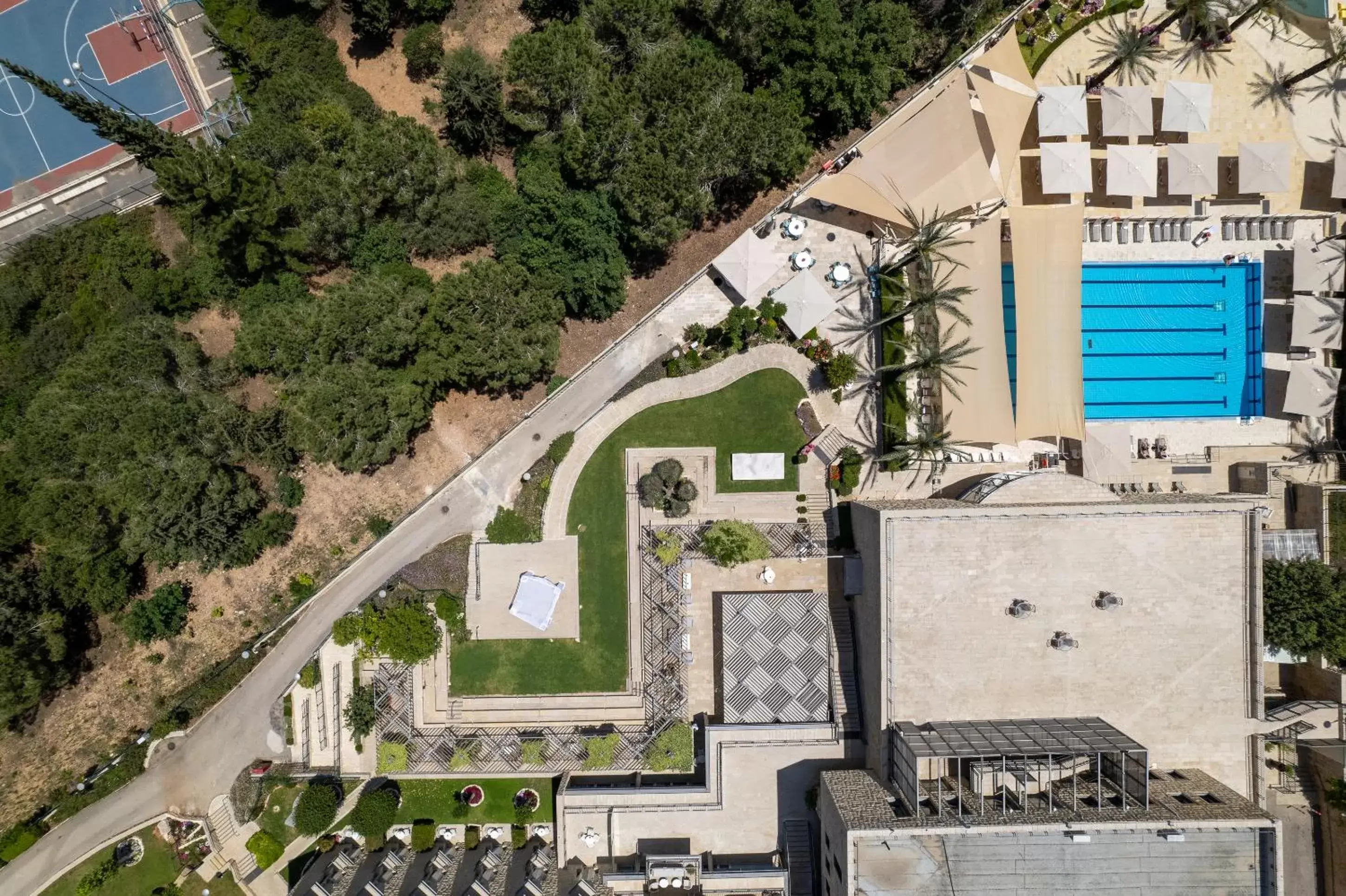 Bird's eye view, Bird's-eye View in Hotel Yehuda