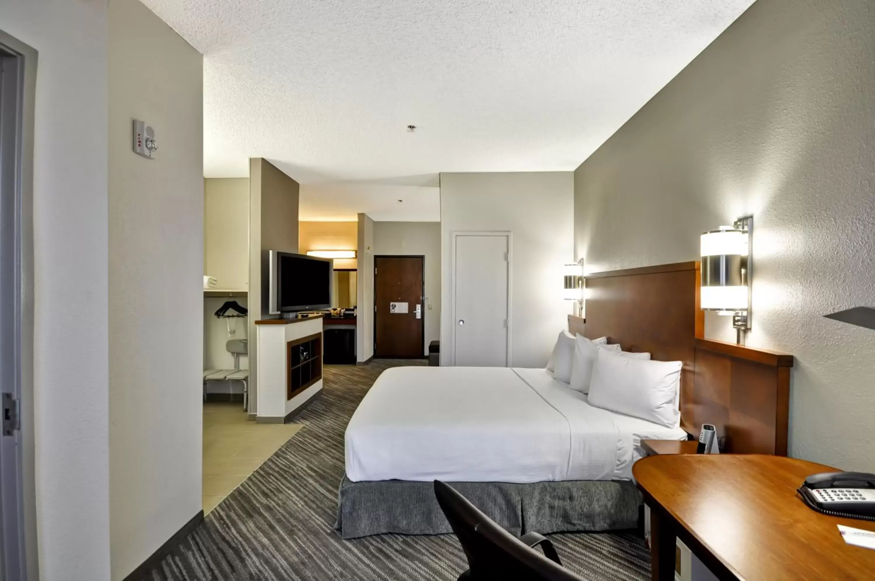 King Room with Roll-In Shower - Disability Access in Hyatt Place Las Vegas