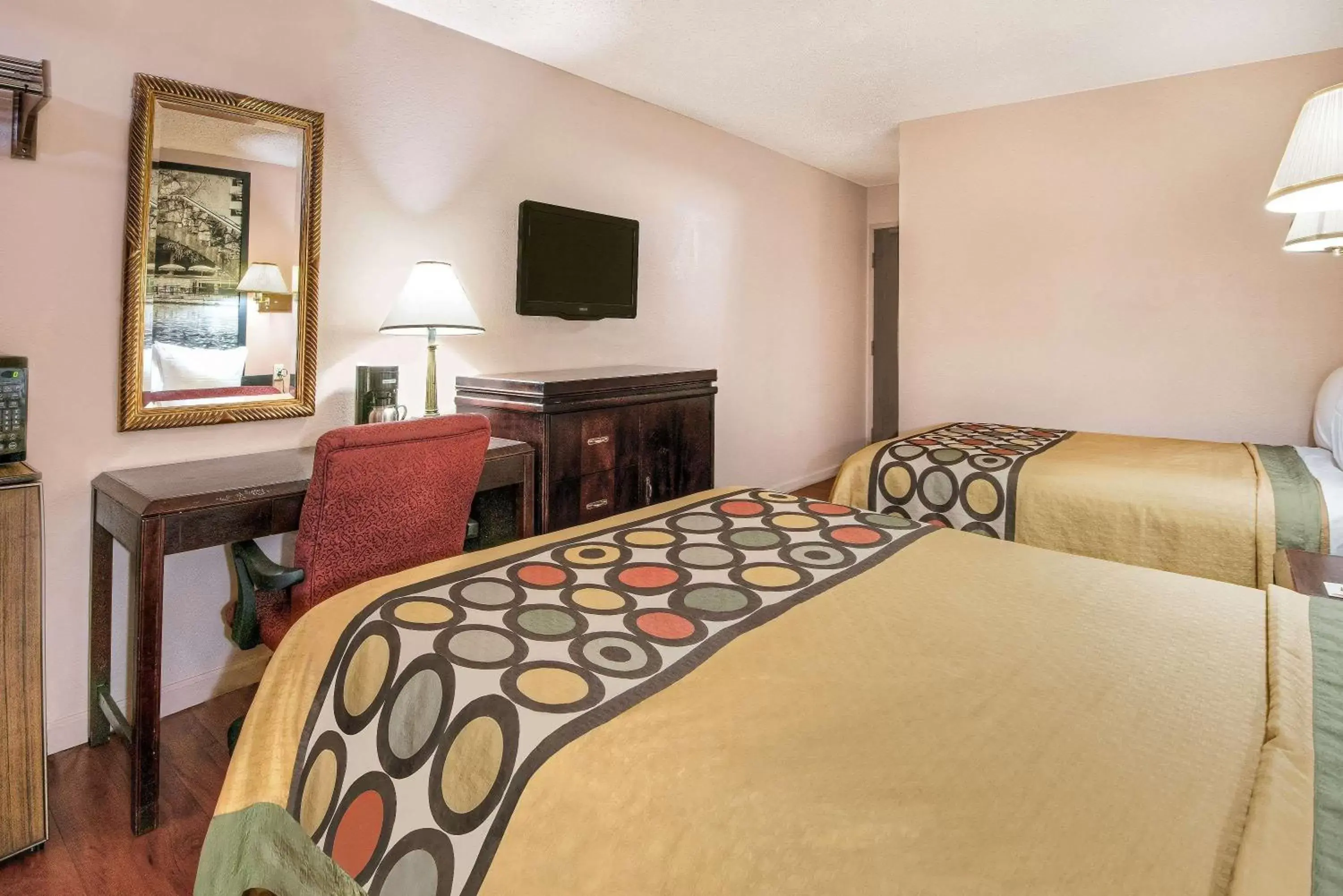 Photo of the whole room, Bed in Super 8 by Wyndham San Antonio/I-35 North