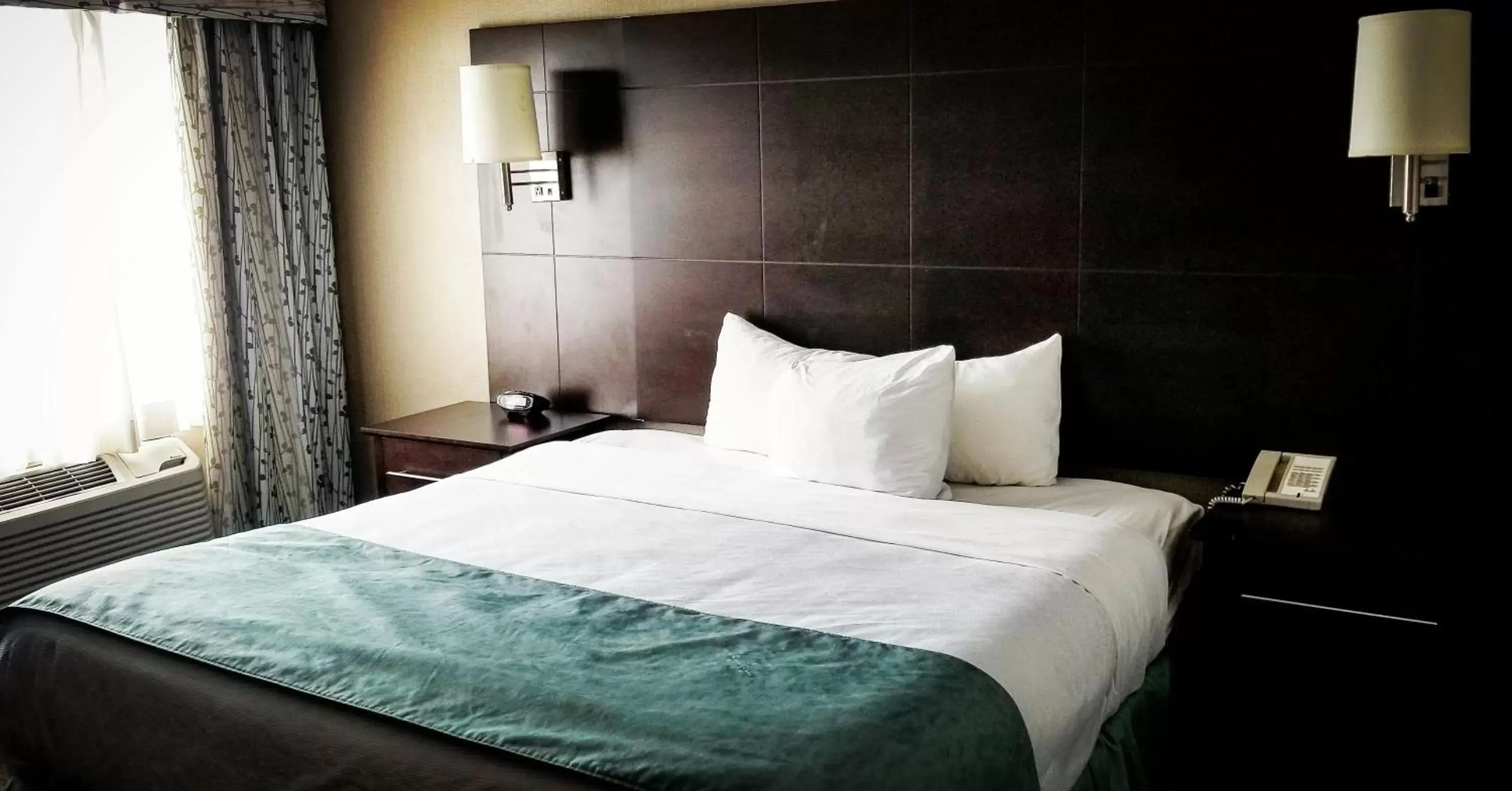 Bed in Comfort Inn & Conference Centre Toronto Airport