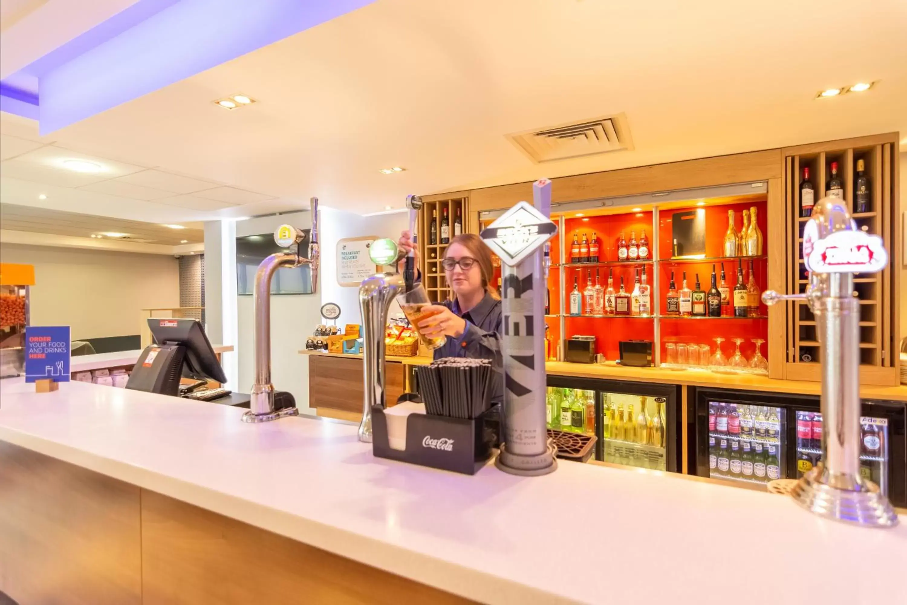 Lounge or bar in Holiday Inn Express Kettering by IHG Lounge or bar in Holiday Inn Express Kettering by IHG