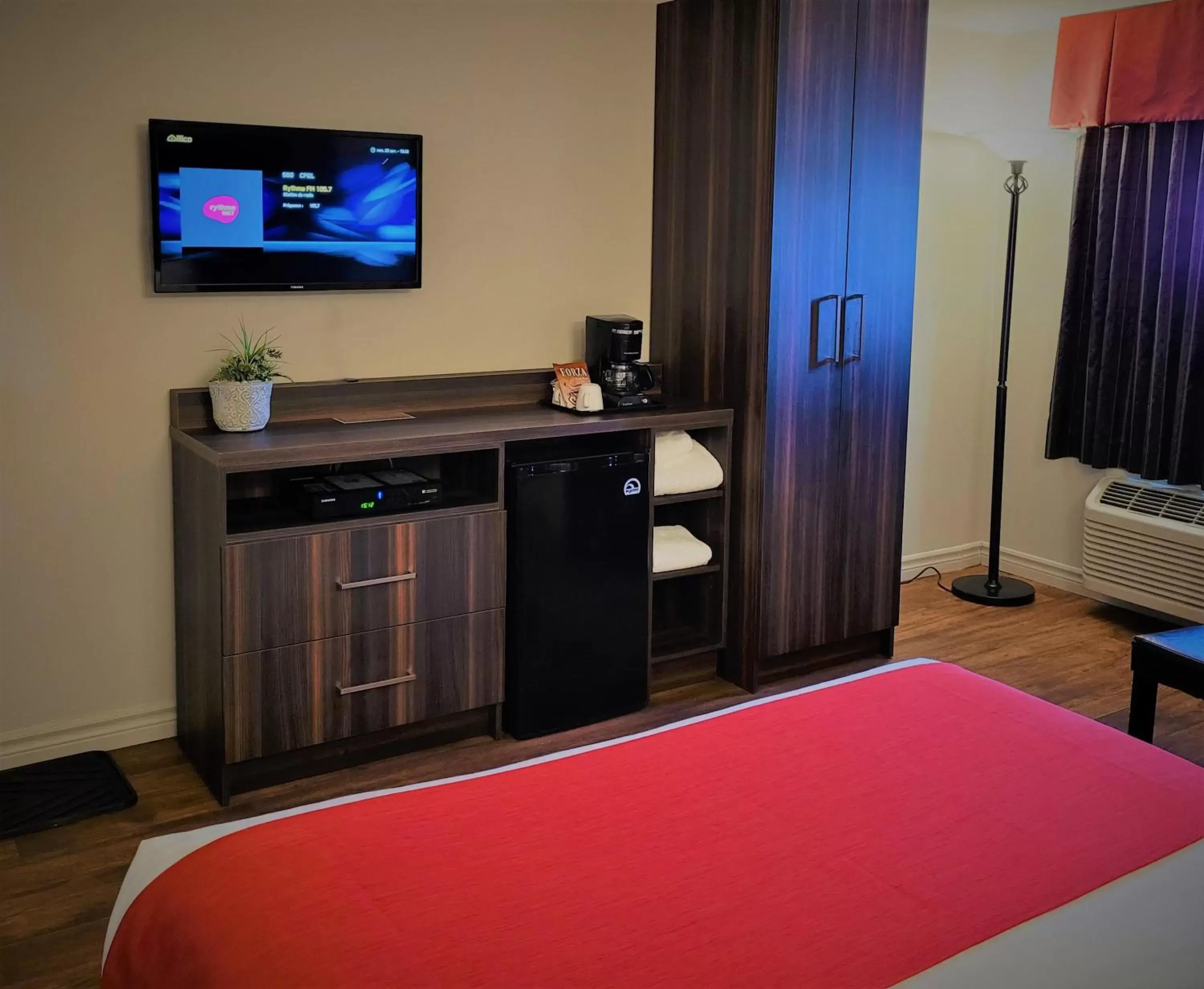 Bedroom, TV/Entertainment Center in Hotel et Motel Le Chateauguay