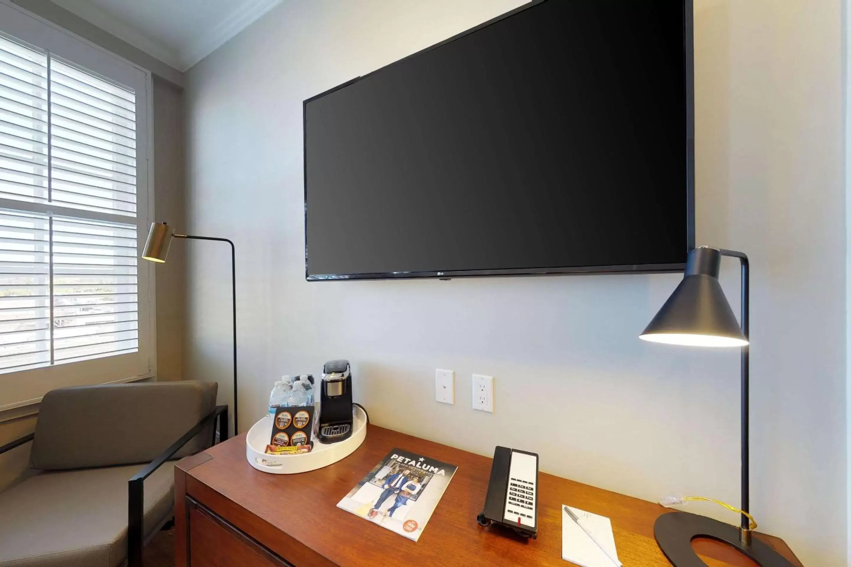 Photo of the whole room, TV/Entertainment Center in Hotel Petaluma, Ascend Hotel Collection