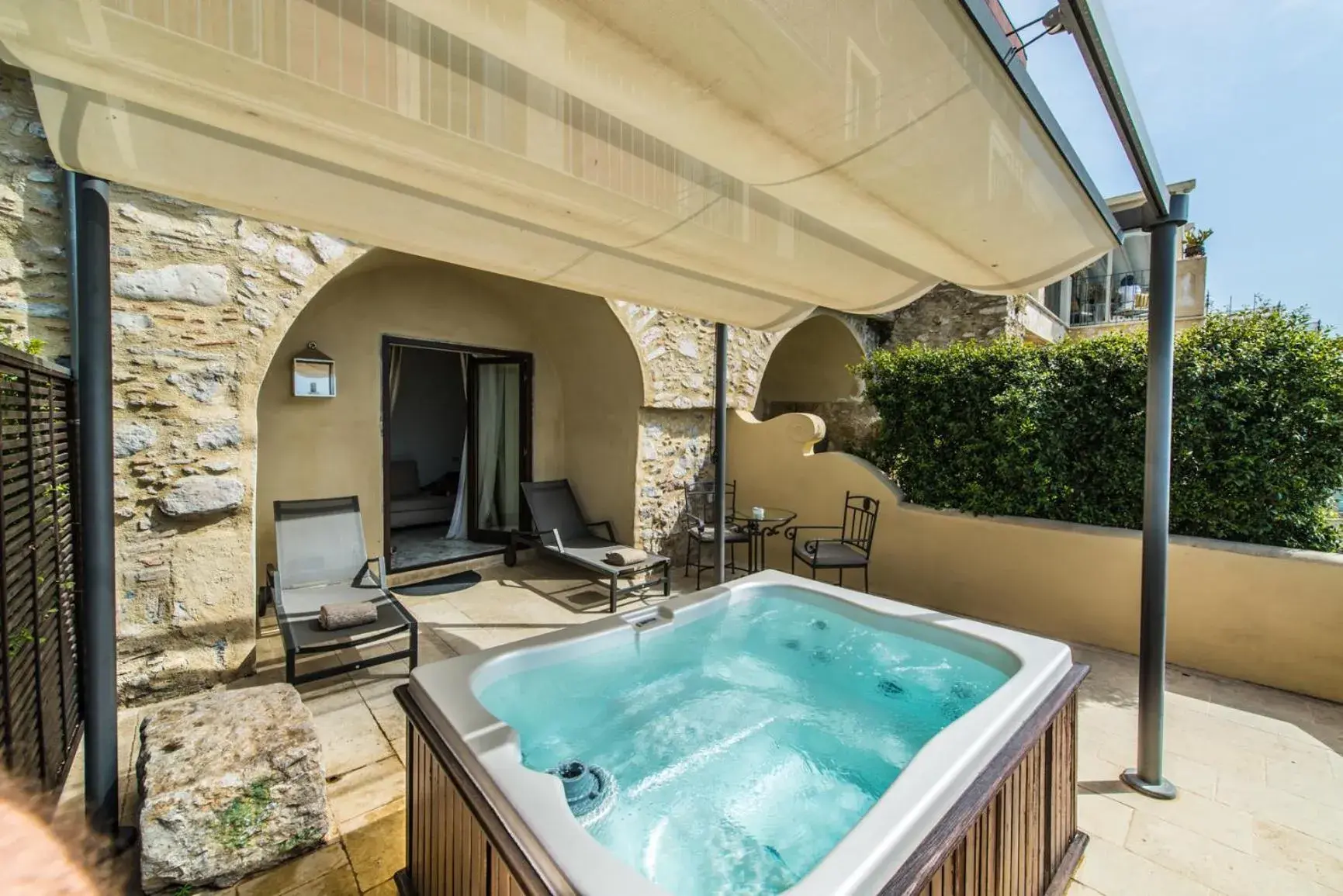 Hot Tub, Swimming Pool in Hotel Metropole Taormina