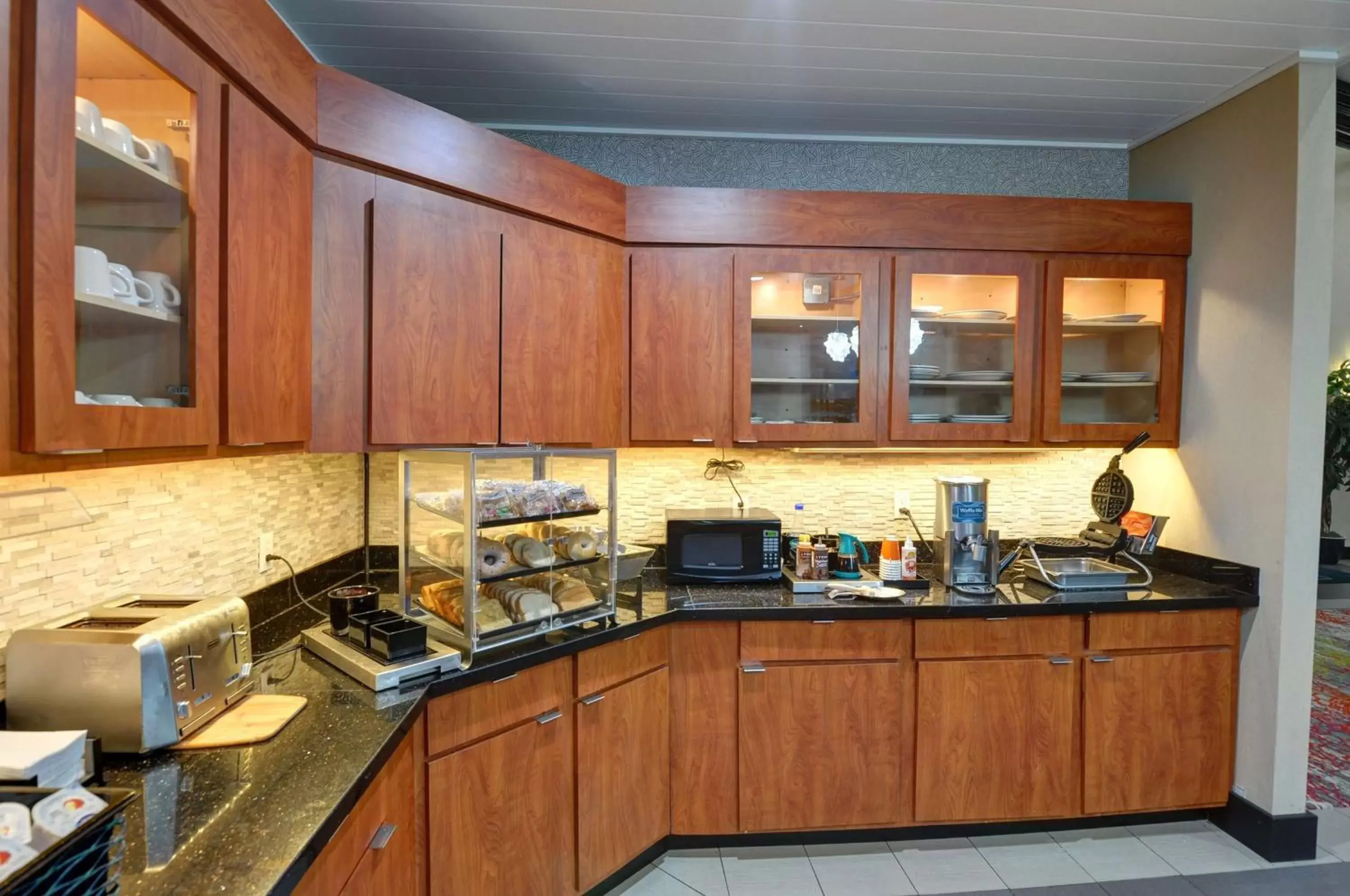 Restaurant/places to eat, Kitchen/Kitchenette in Homewood Suites by Hilton- Longview