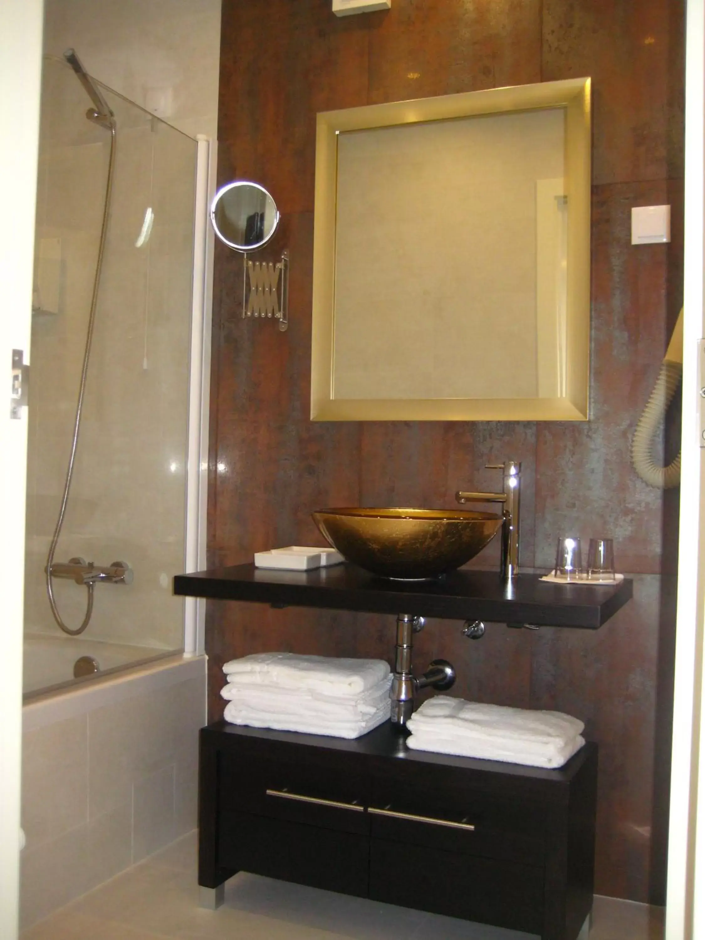 Bathroom in Josefa D`Obidos Hotel
