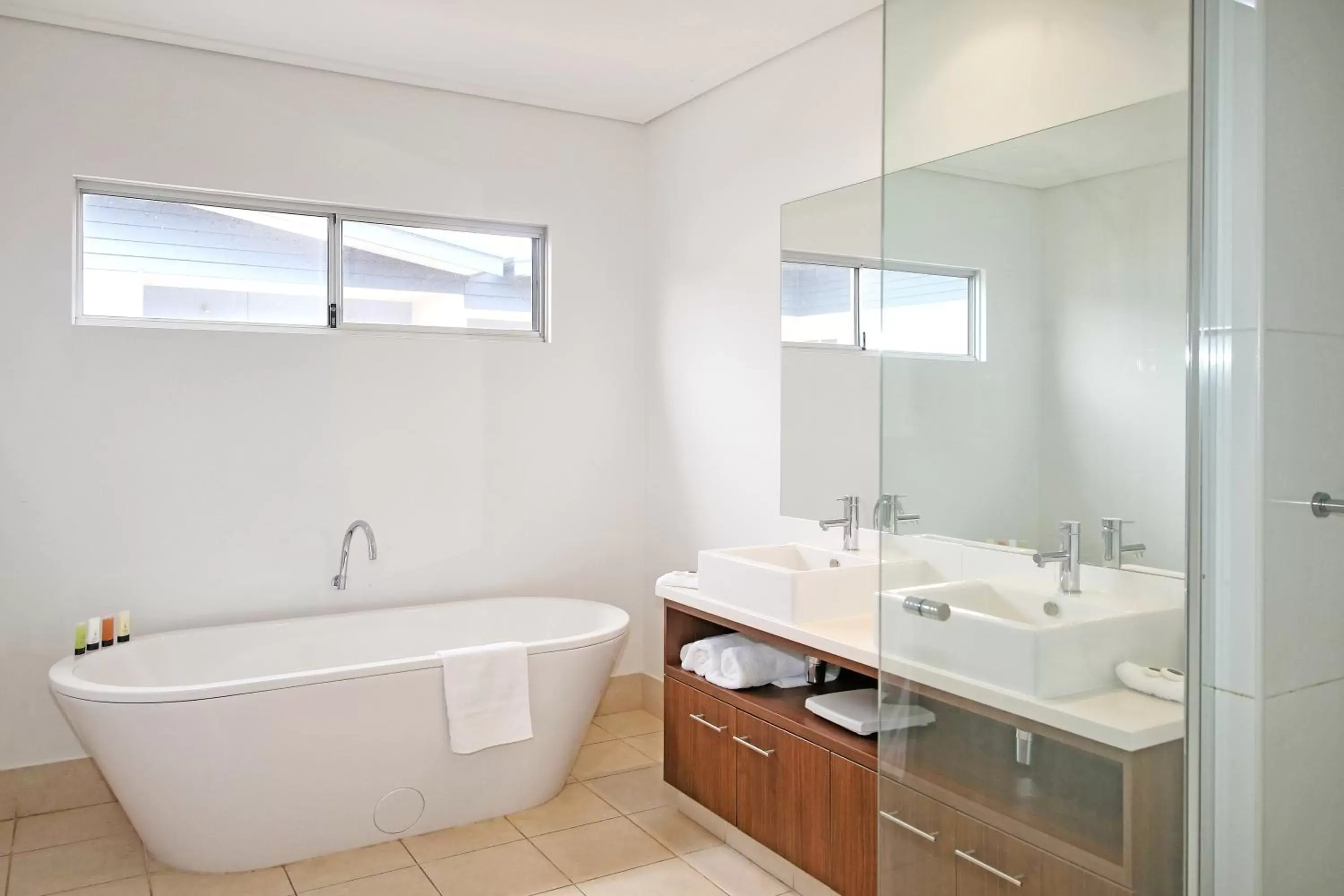 Day, Bathroom in Nesuto Geraldton
