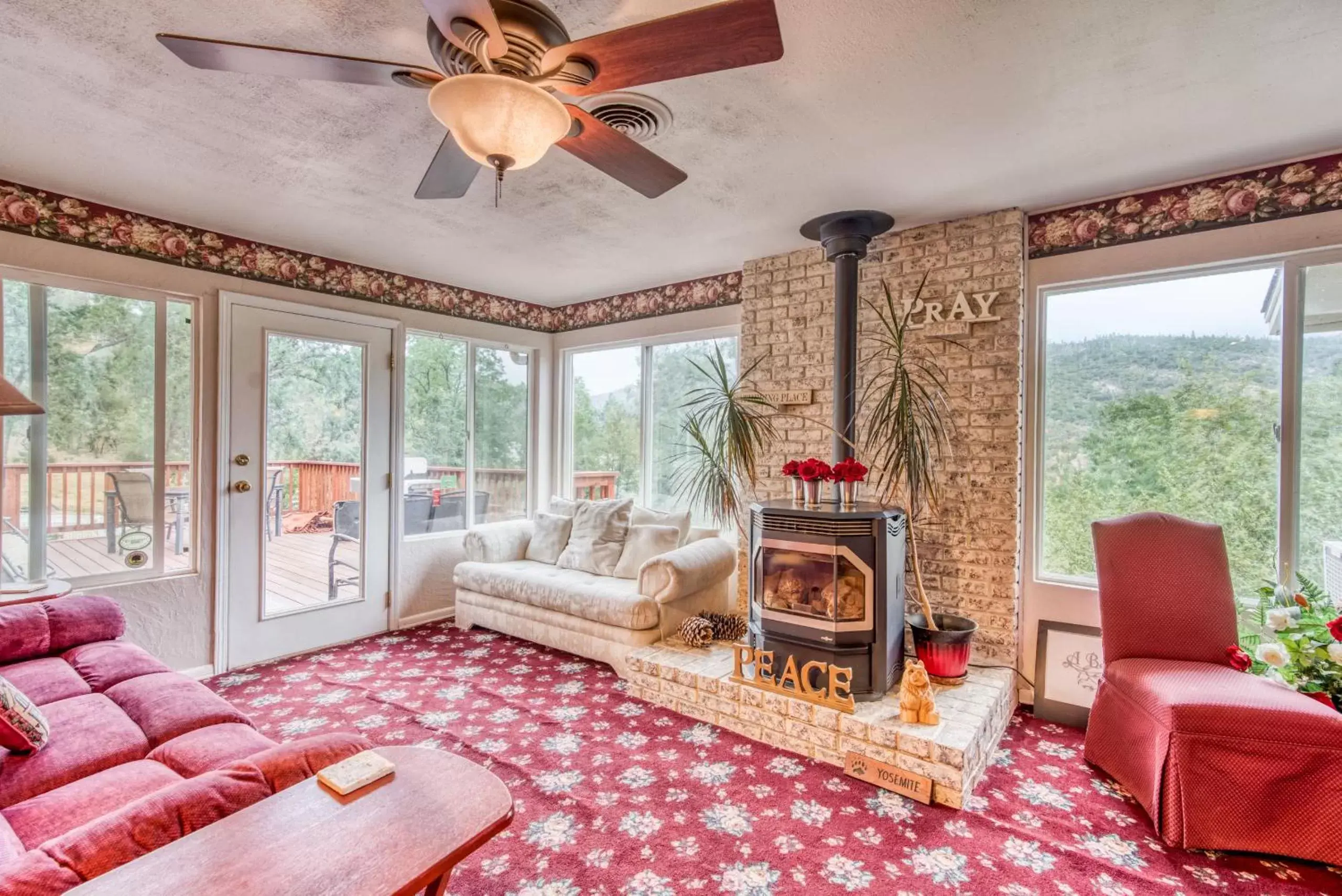 Living room, Seating Area in A Bed of Roses