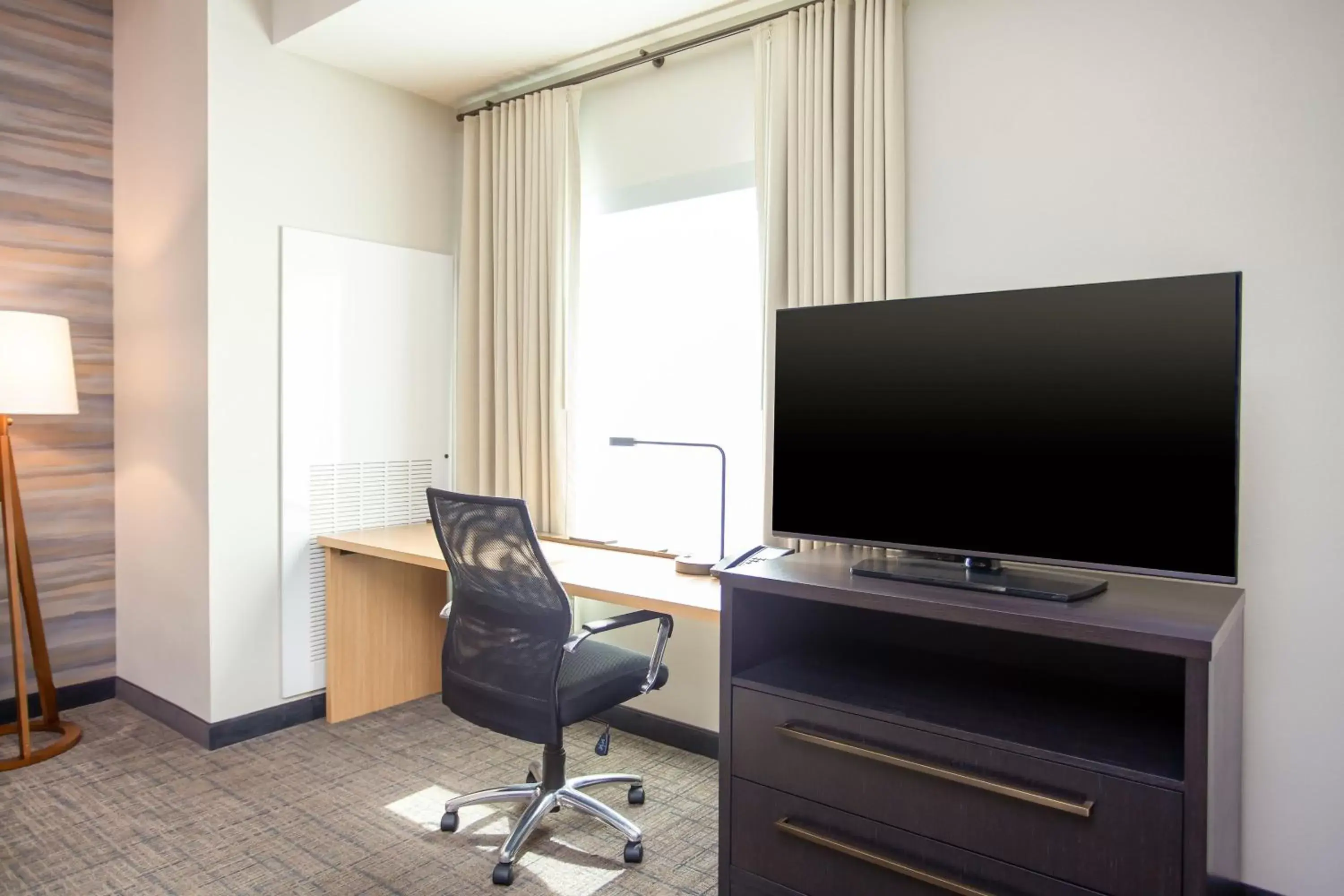 Bedroom, TV/Entertainment Center in Residence Inn Livermore