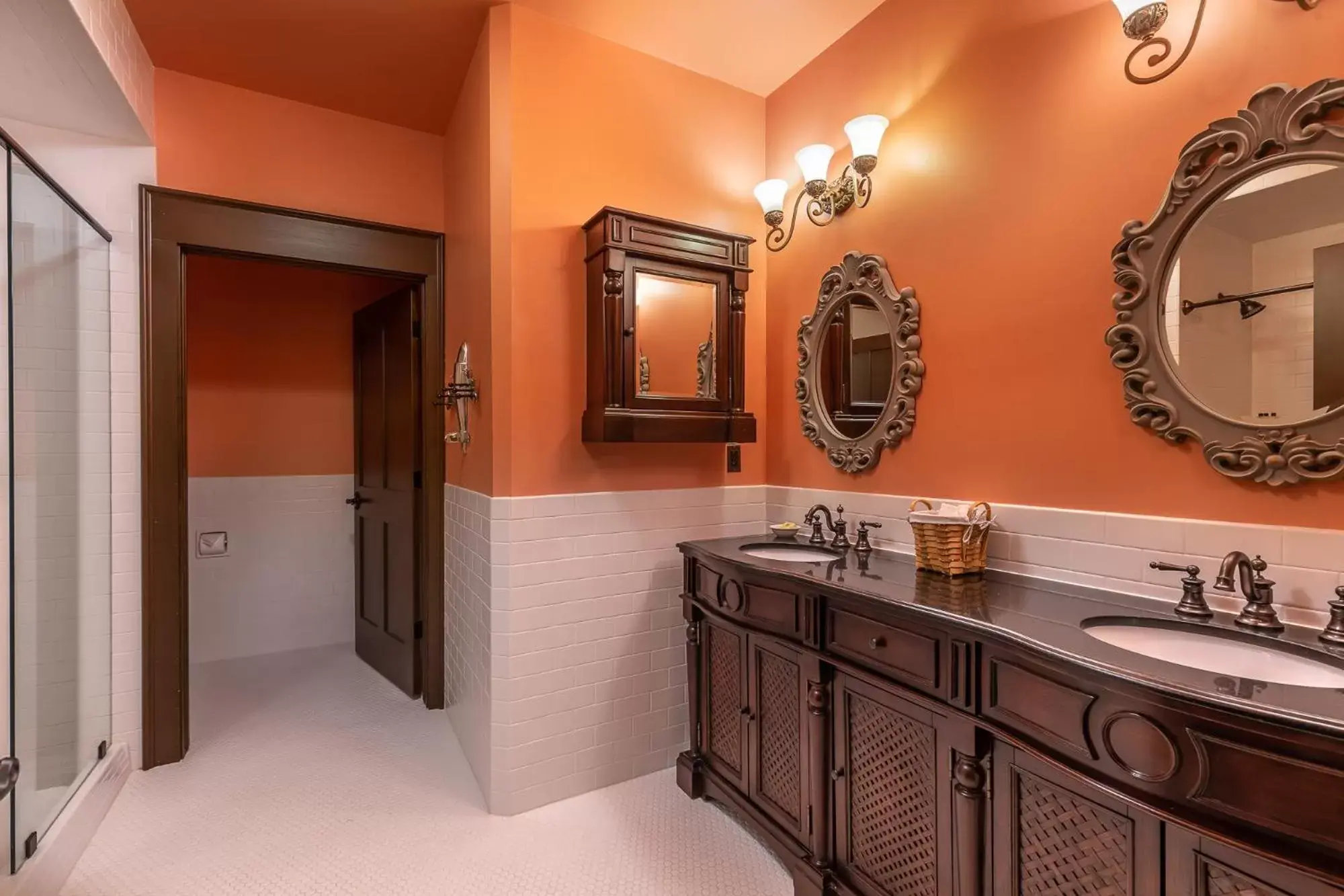 Bathroom in Steele Mansion Inn & Gathering Hub