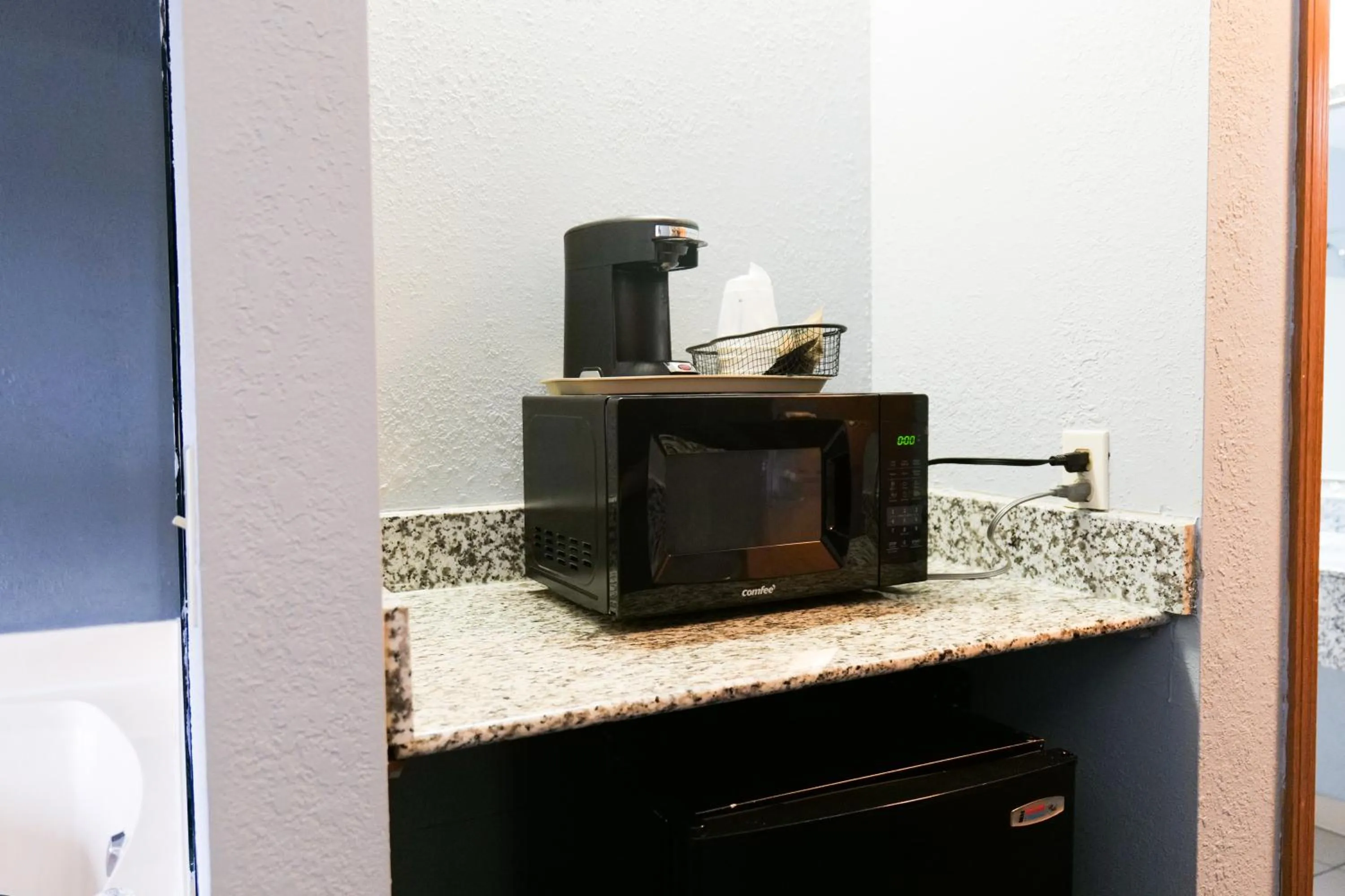 Coffee/tea facilities in Baymont by Wyndham Flint Airport North