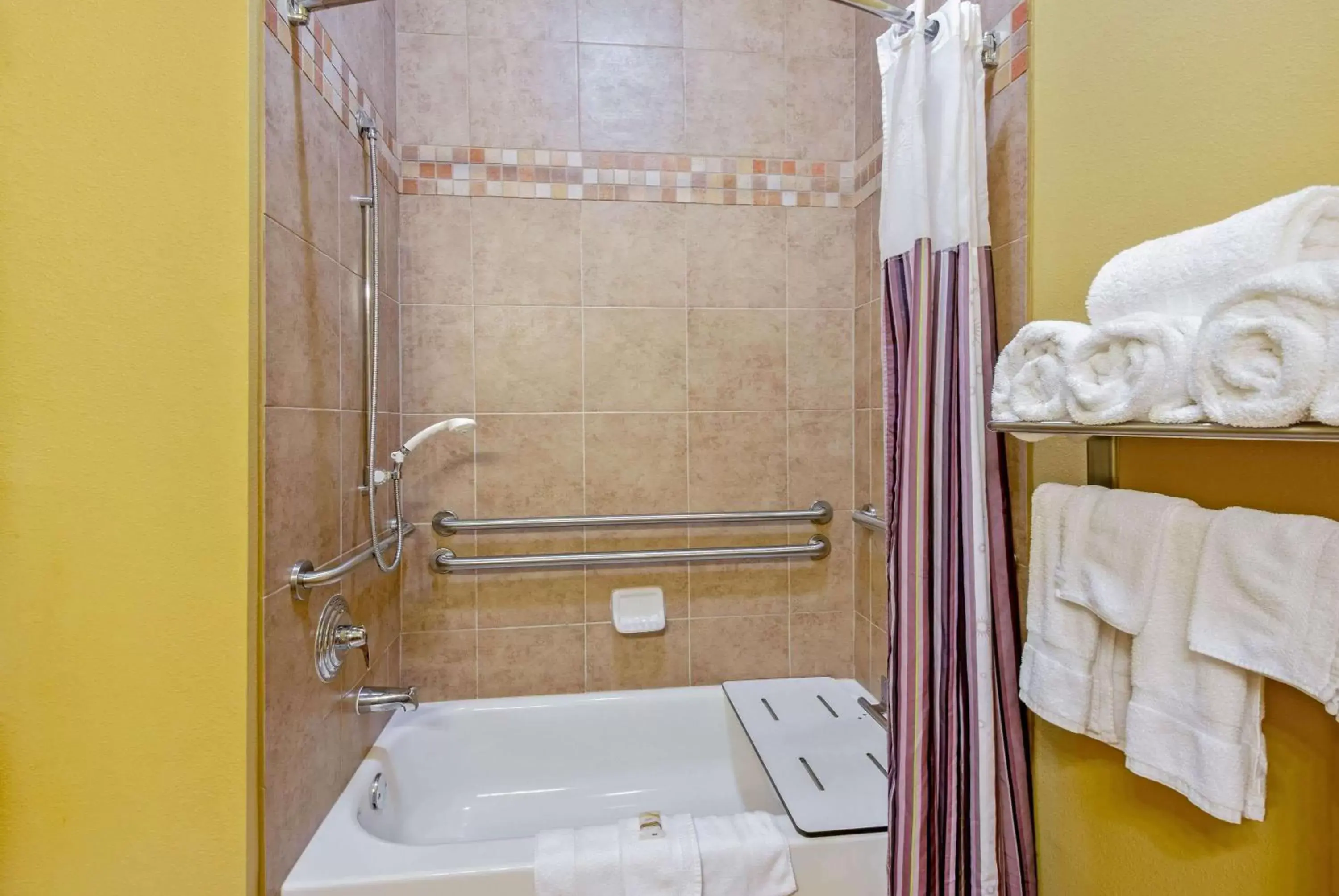 Bathroom in La Quinta Inn & Suites by Wyndham Eastland