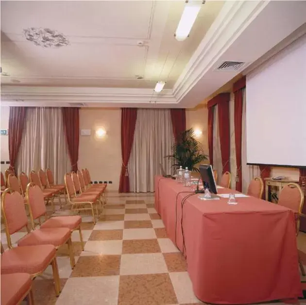 Meeting/conference room, Banquet Facilities in Hotel La Cantina