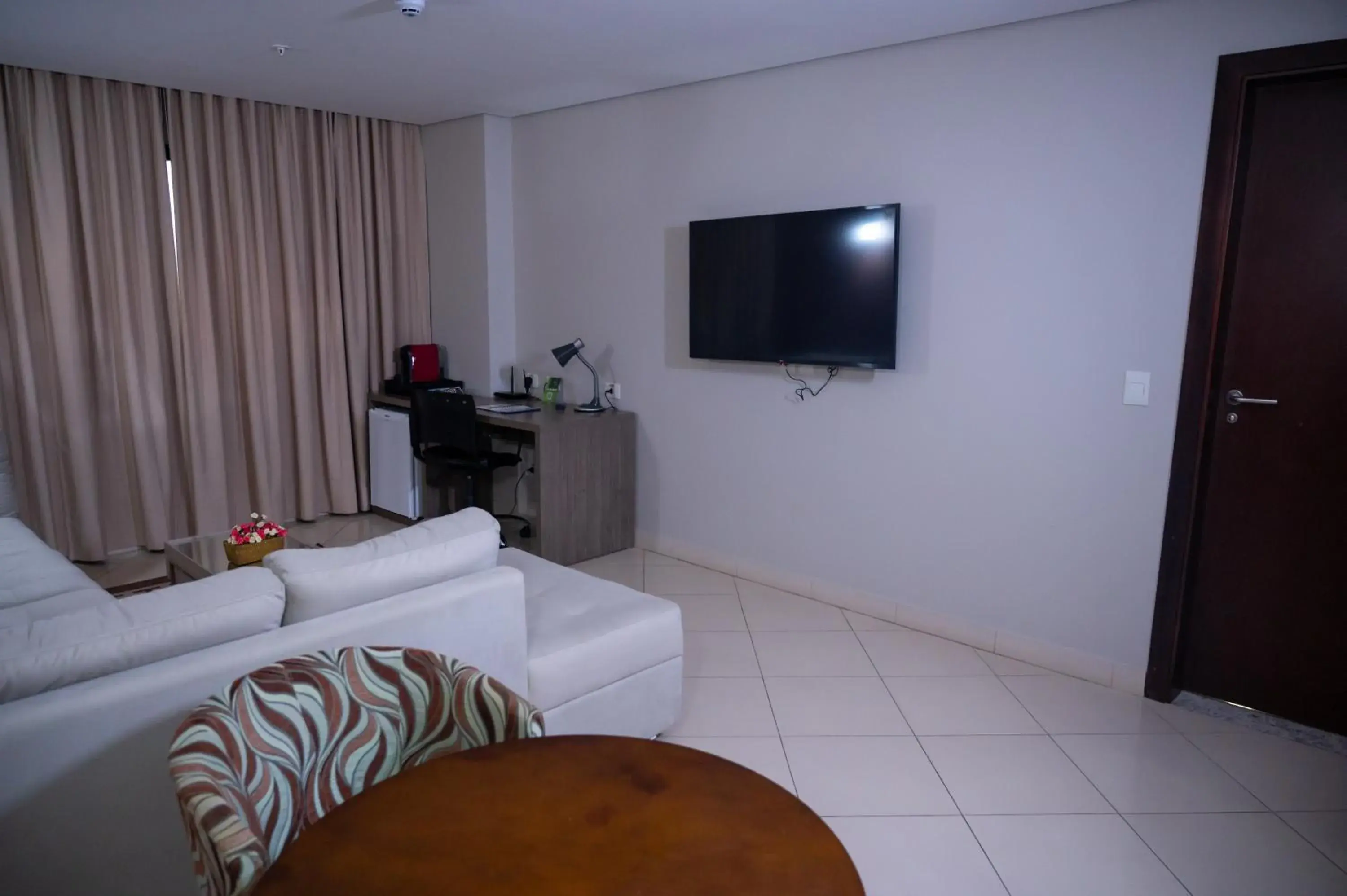 Bedroom, TV/Entertainment Center in Holiday Inn Cuiaba, an IHG Hotel