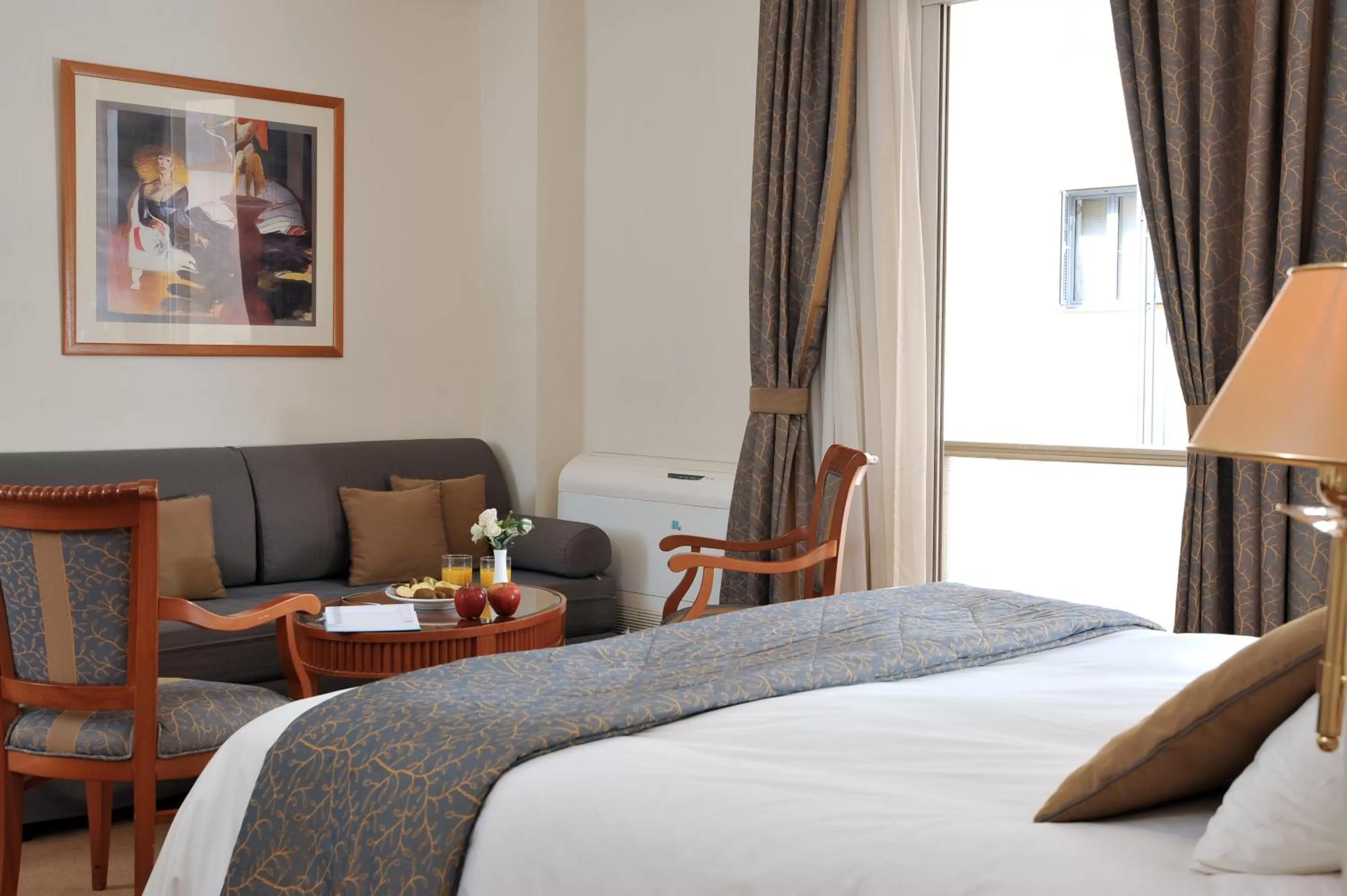 Seating area, Bed in Athens Atrium Hotel & Jacuzzi Suites