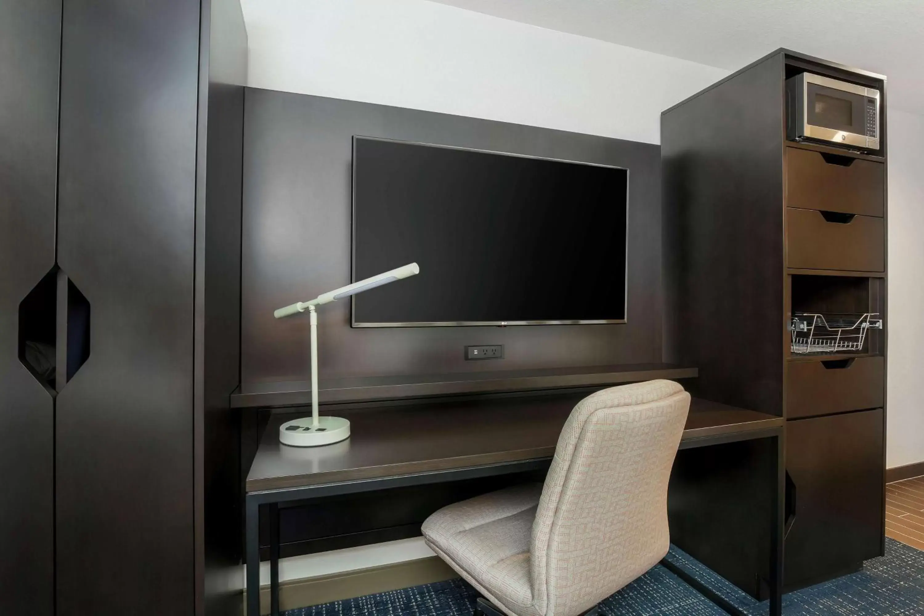 Bedroom, TV/Entertainment Center in Hampton Inn & Suites Denver Tech Center