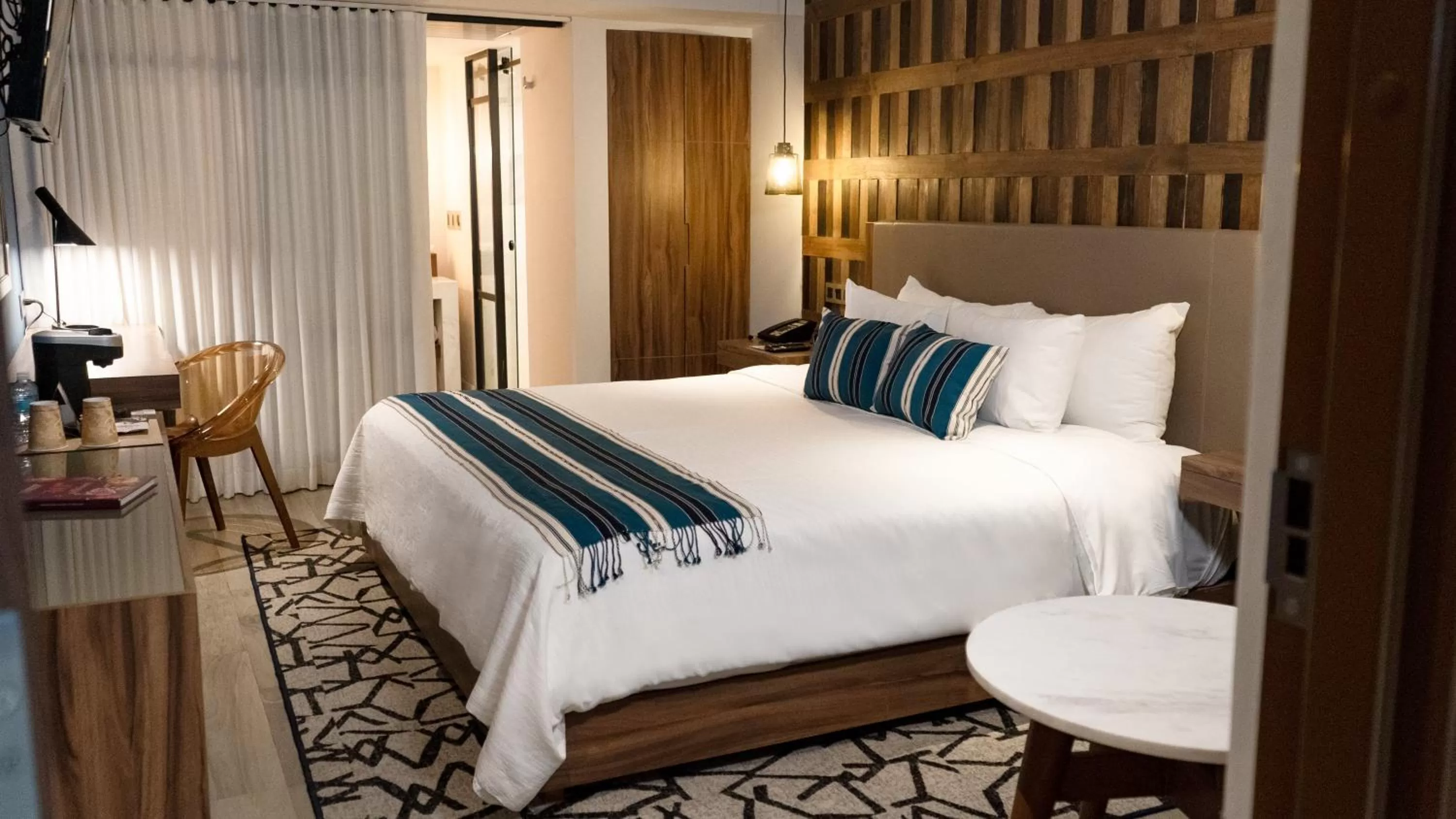 Photo of the whole room, Bed in Hotel Indigo Guadalajara Expo by IHG