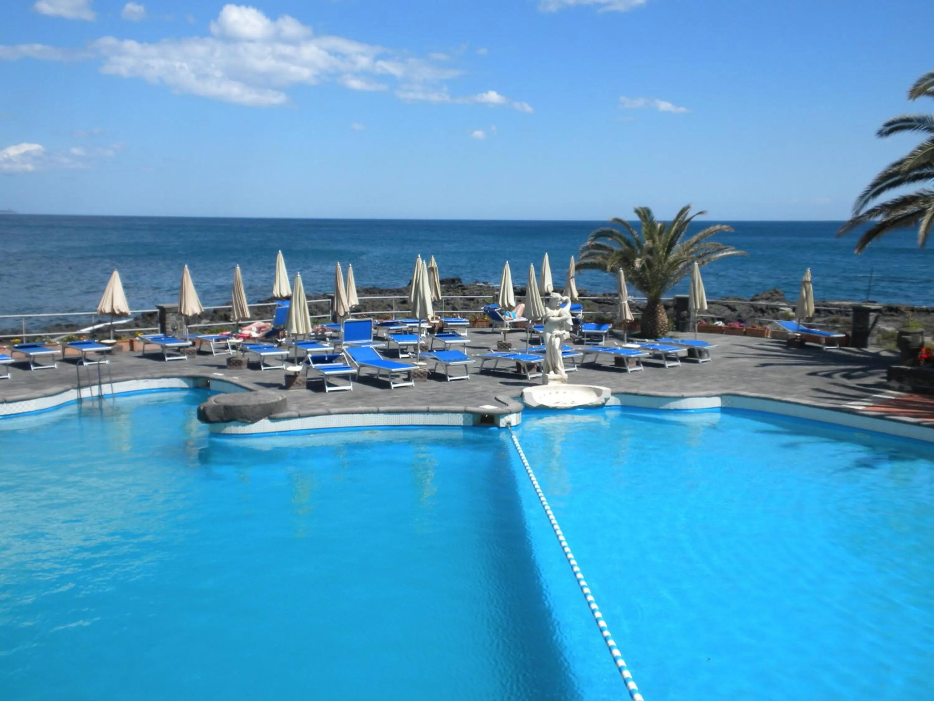 Swimming pool in Arathena Rocks Hotel