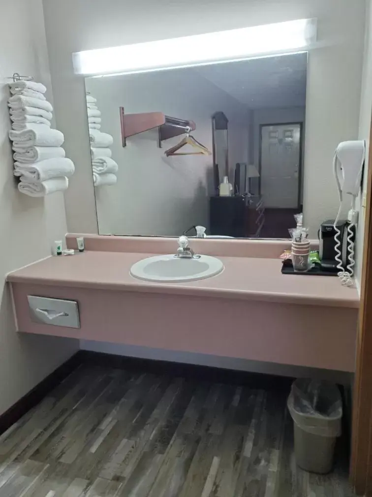 Bathroom in Twelve Oaks Inn