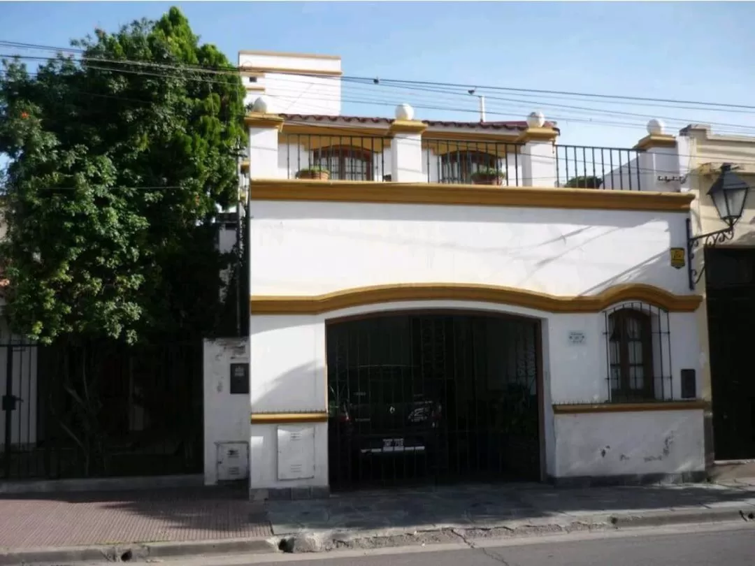 Property Building in Caseros 44 B&B