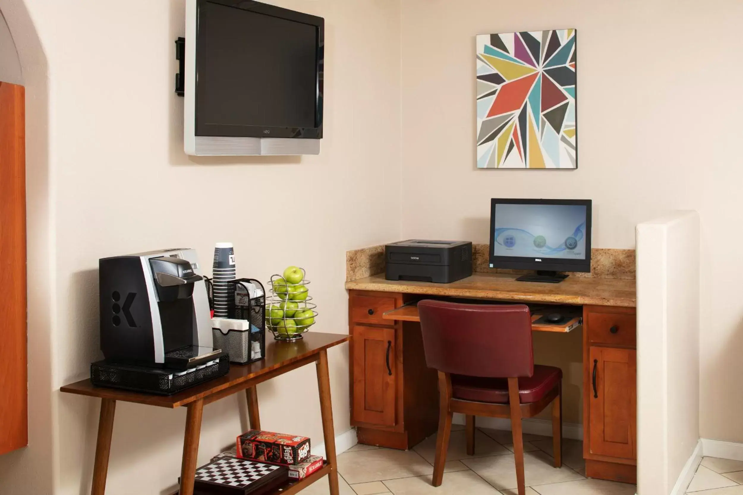 Coffee/tea facilities, TV/Entertainment Center in Signature Temecula