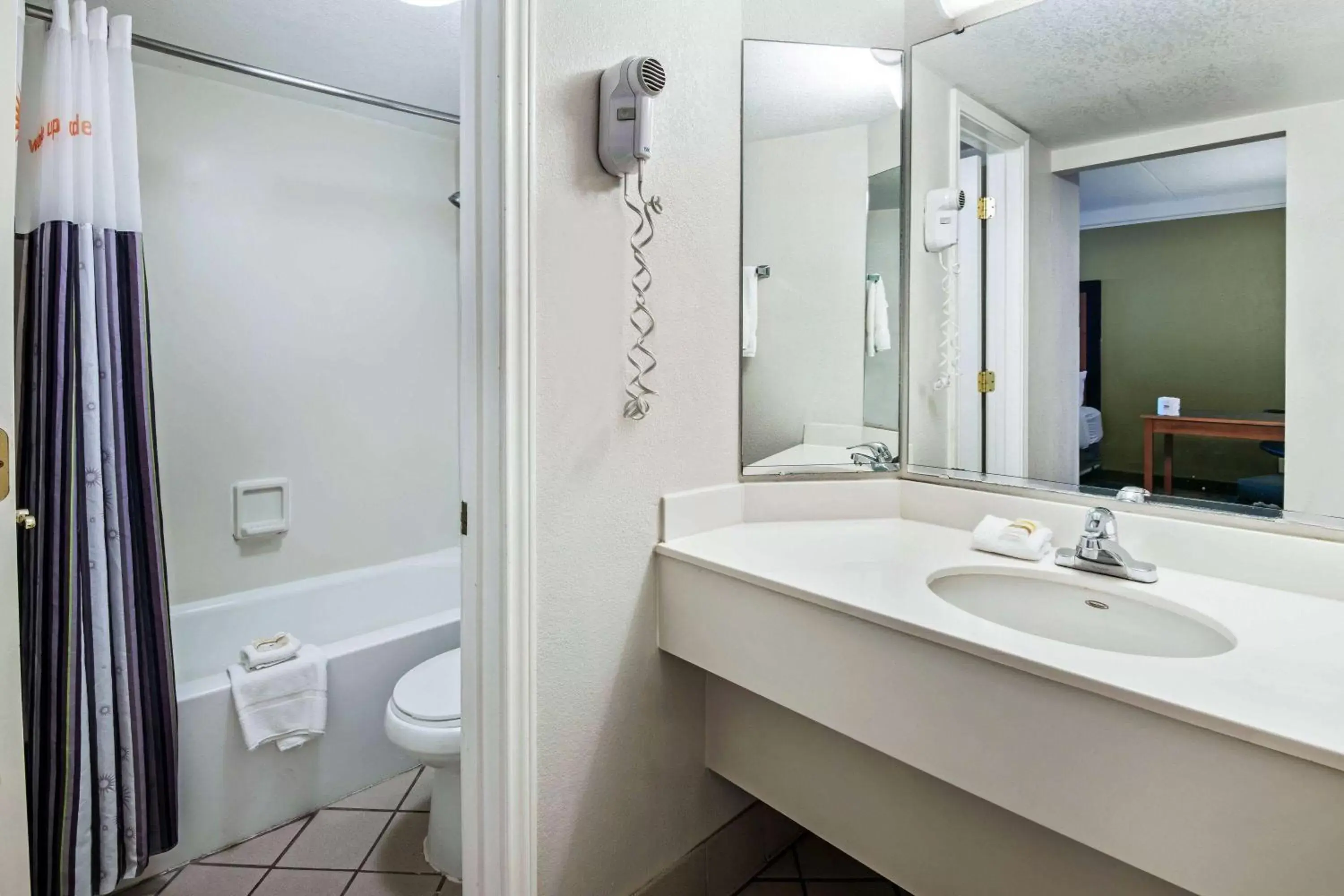 Bathroom in La Quinta Inn by Wyndham Amarillo Mid-City