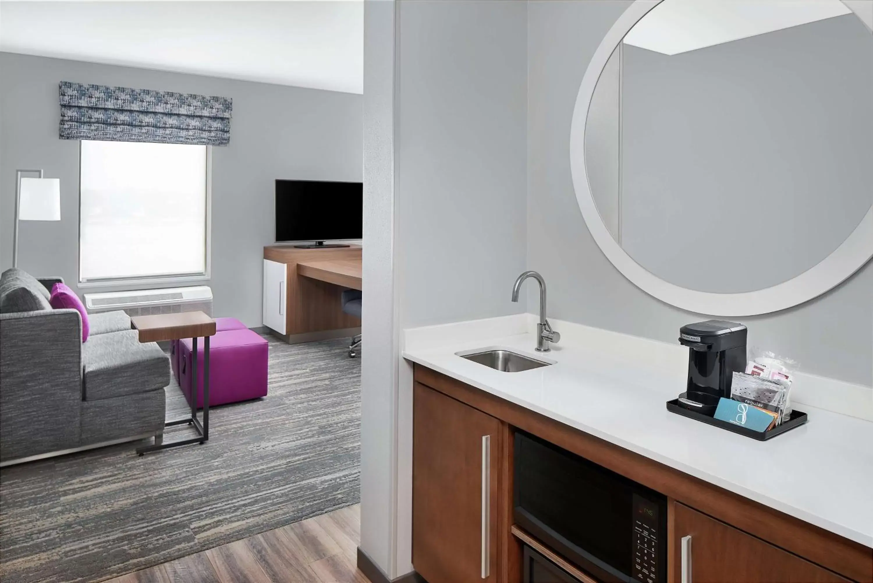 Photo of the whole room, Kitchen/Kitchenette in Hampton Inn & Suites Bridgeview Chicago, Il