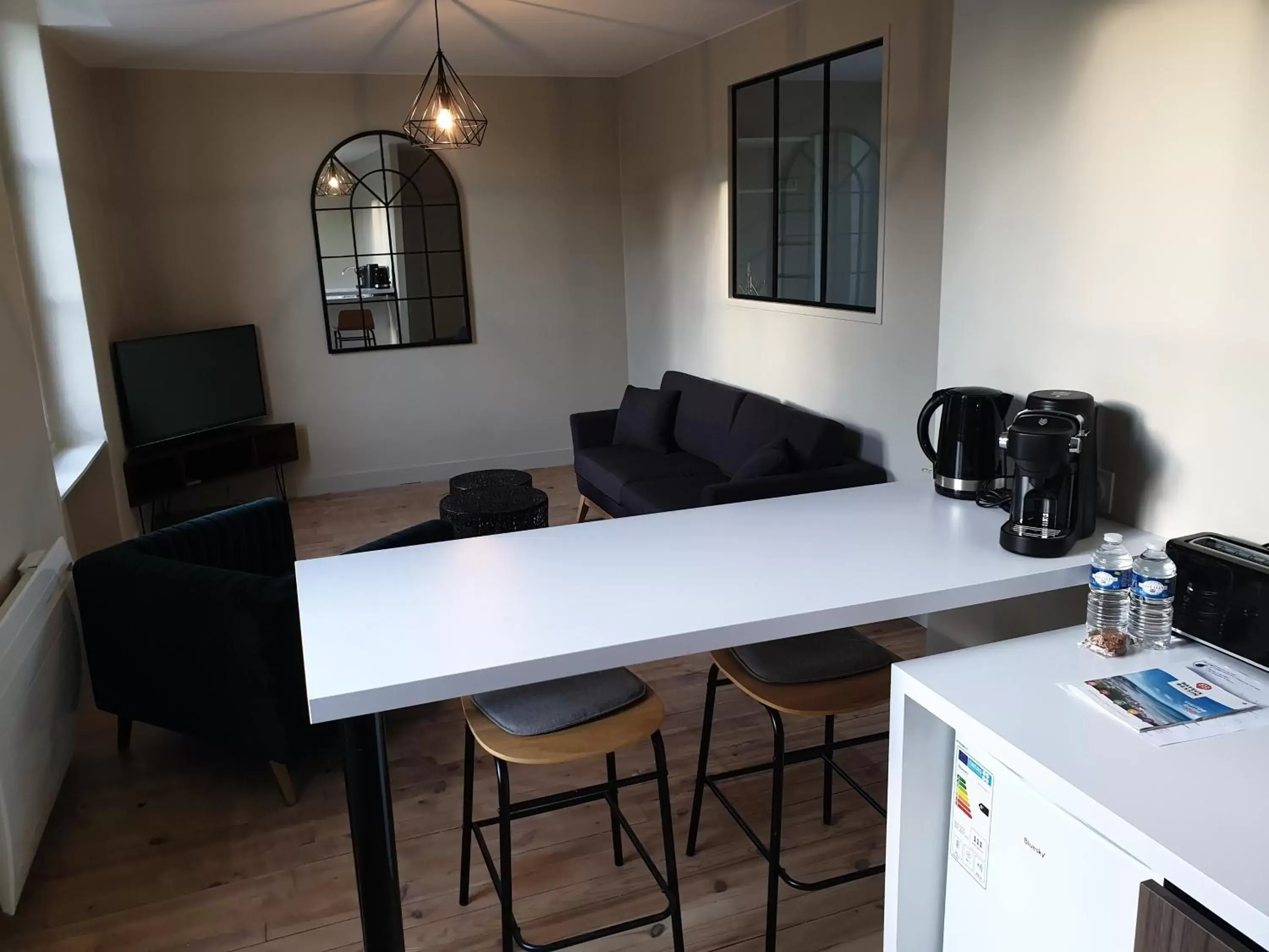 Coffee/tea facilities, Dining Area in Au Loup Historic Apartments