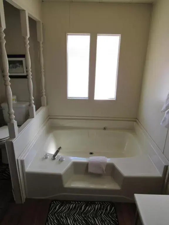 Bathroom in Lakeshore Lodge