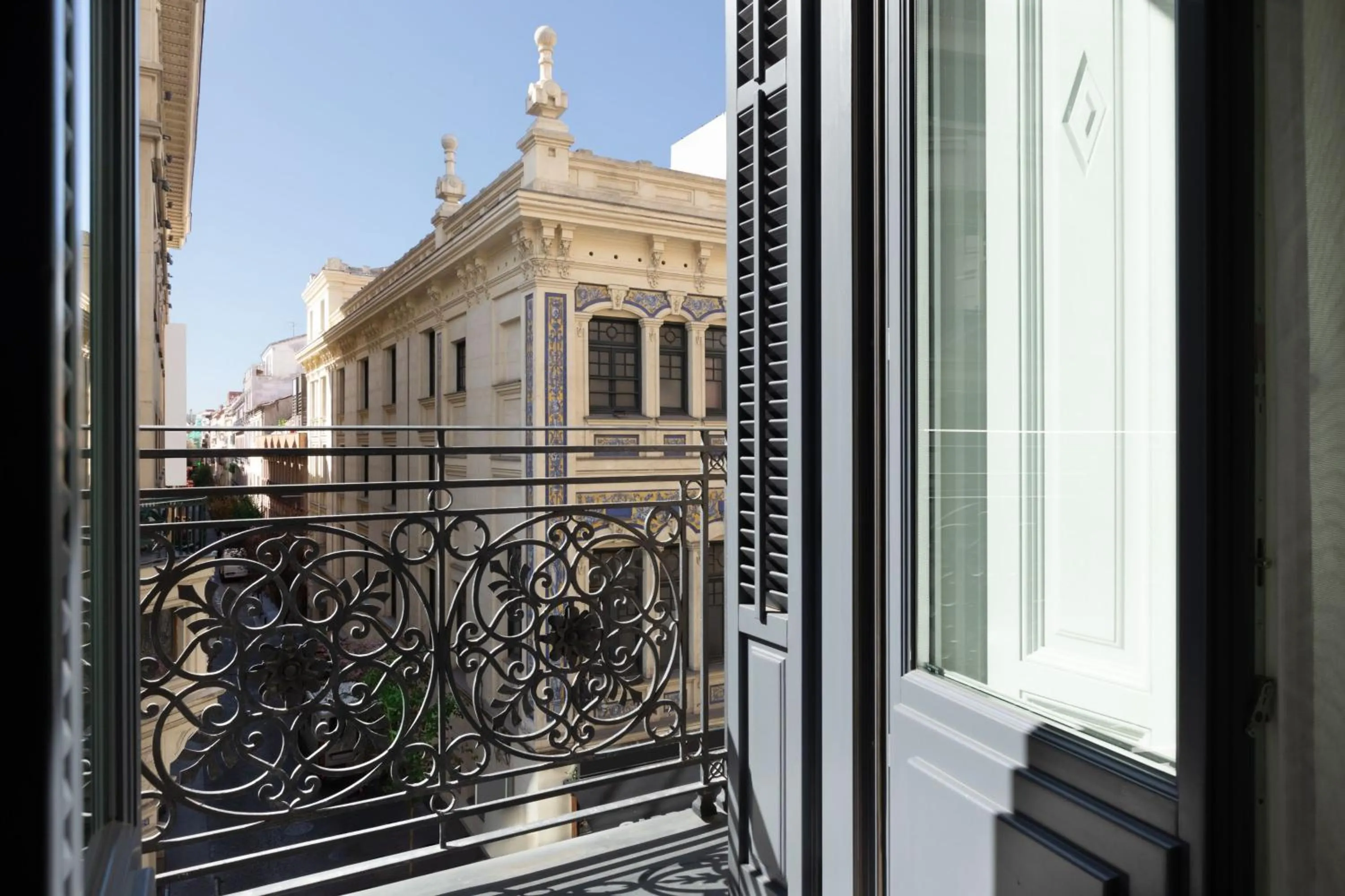 Photo of the whole room in JW Marriott Hotel Madrid