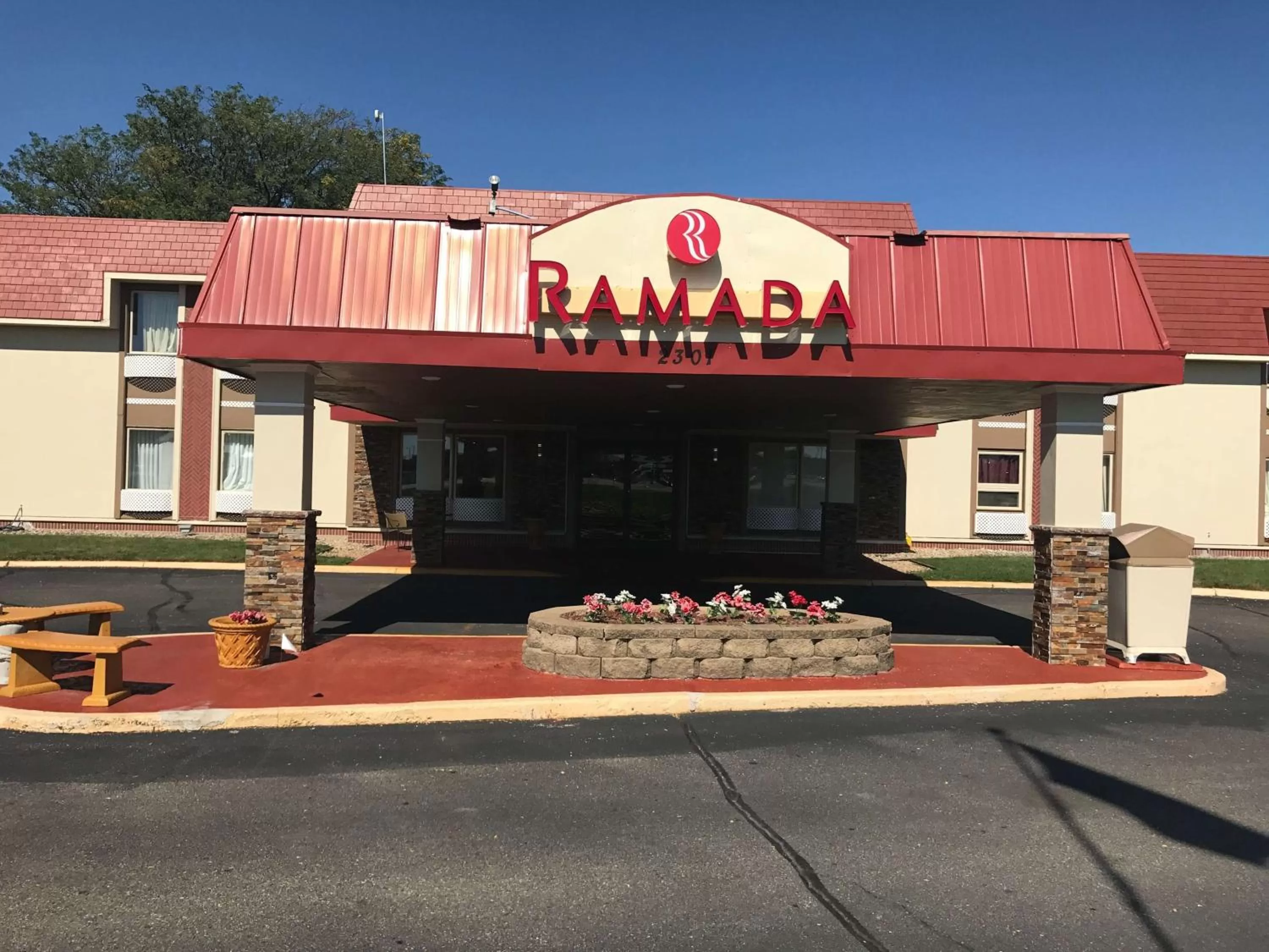 Property building in Ramada by Wyndham Albert Lea