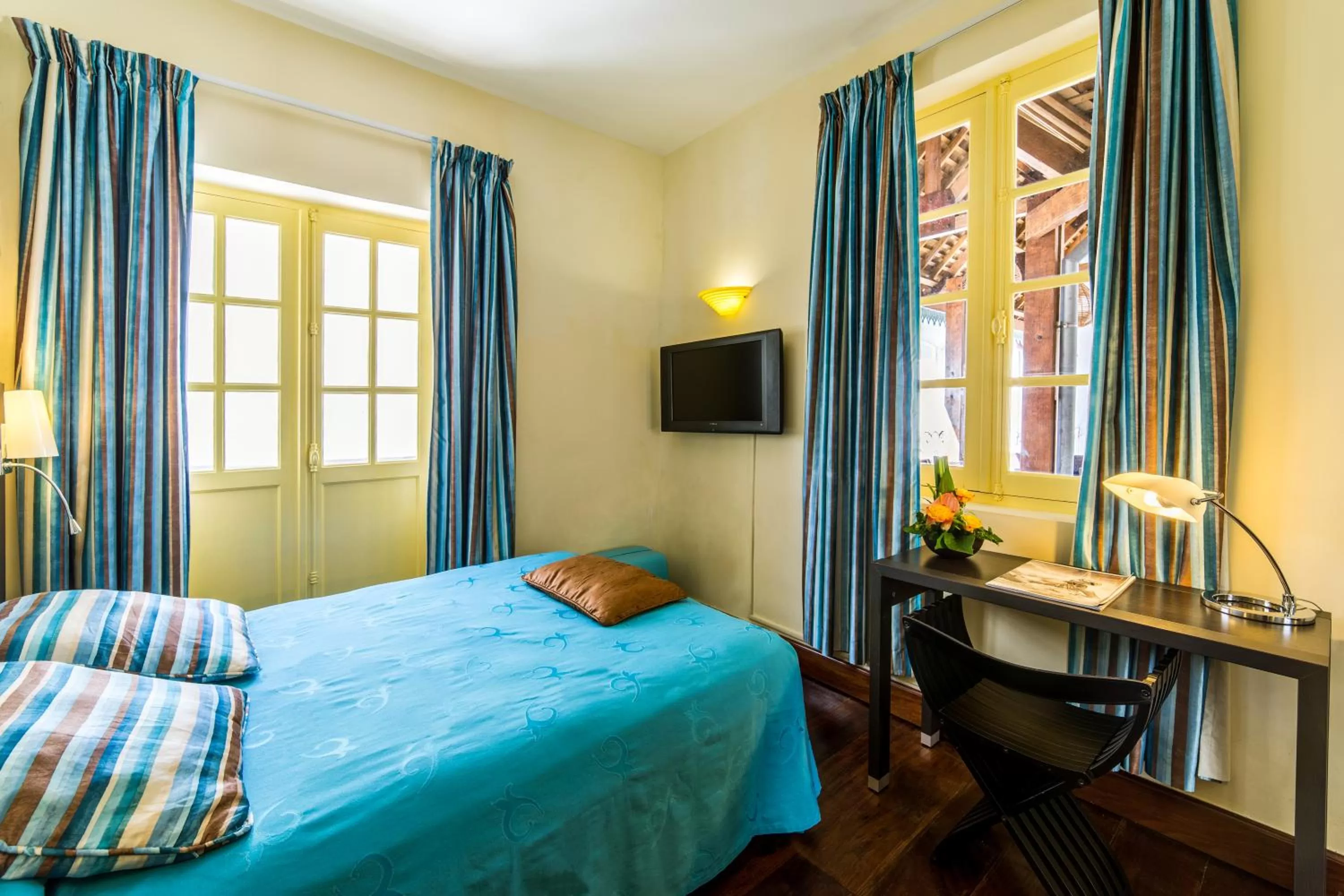 Photo of the whole room, Bed in Le Juliette Dodu- Le charme d'un monument historique