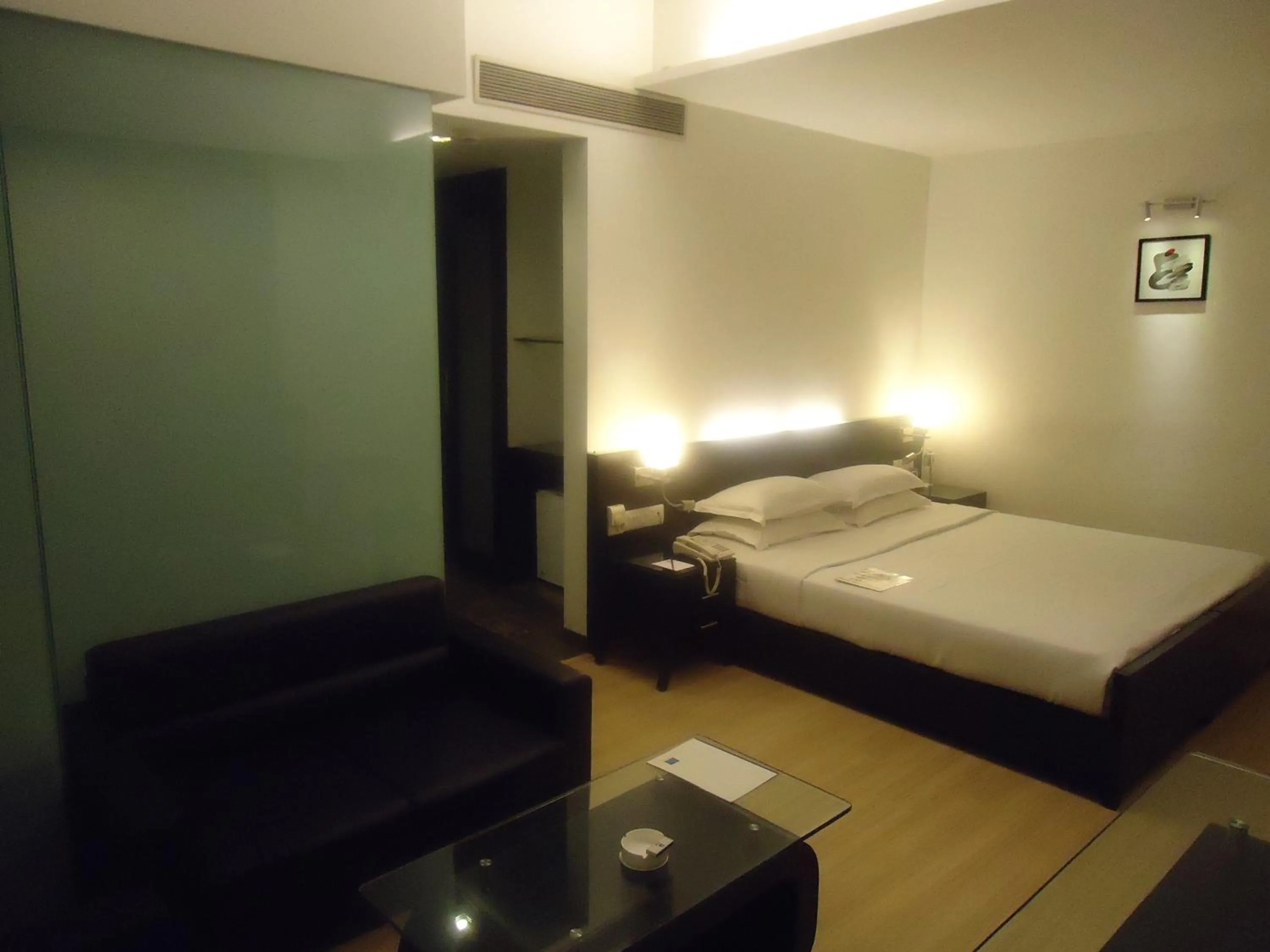 Photo of the whole room, Bed in Comfort Inn Sunset