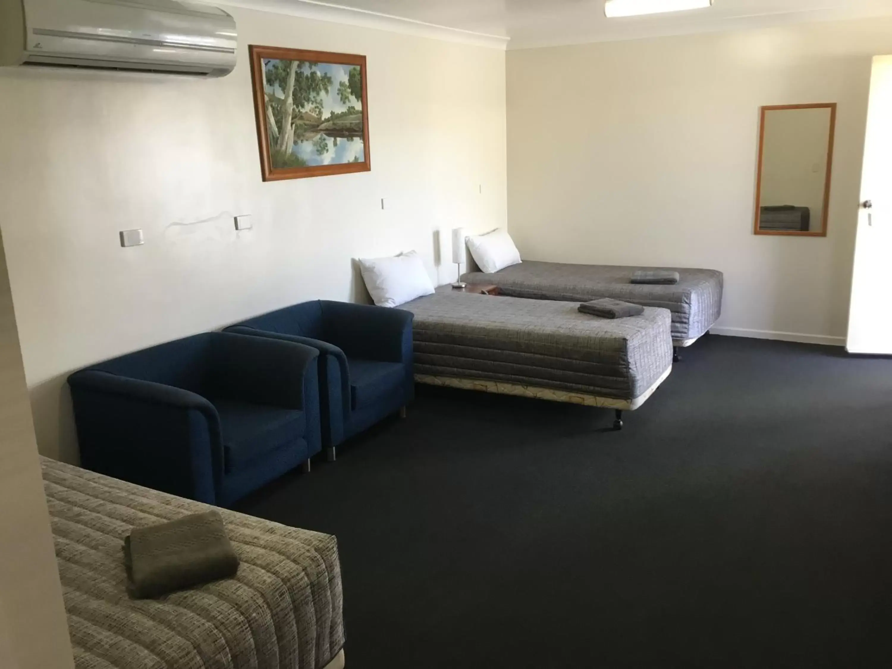 Seating area, Bed in Charleville Waltzing Matilda Motor Inn