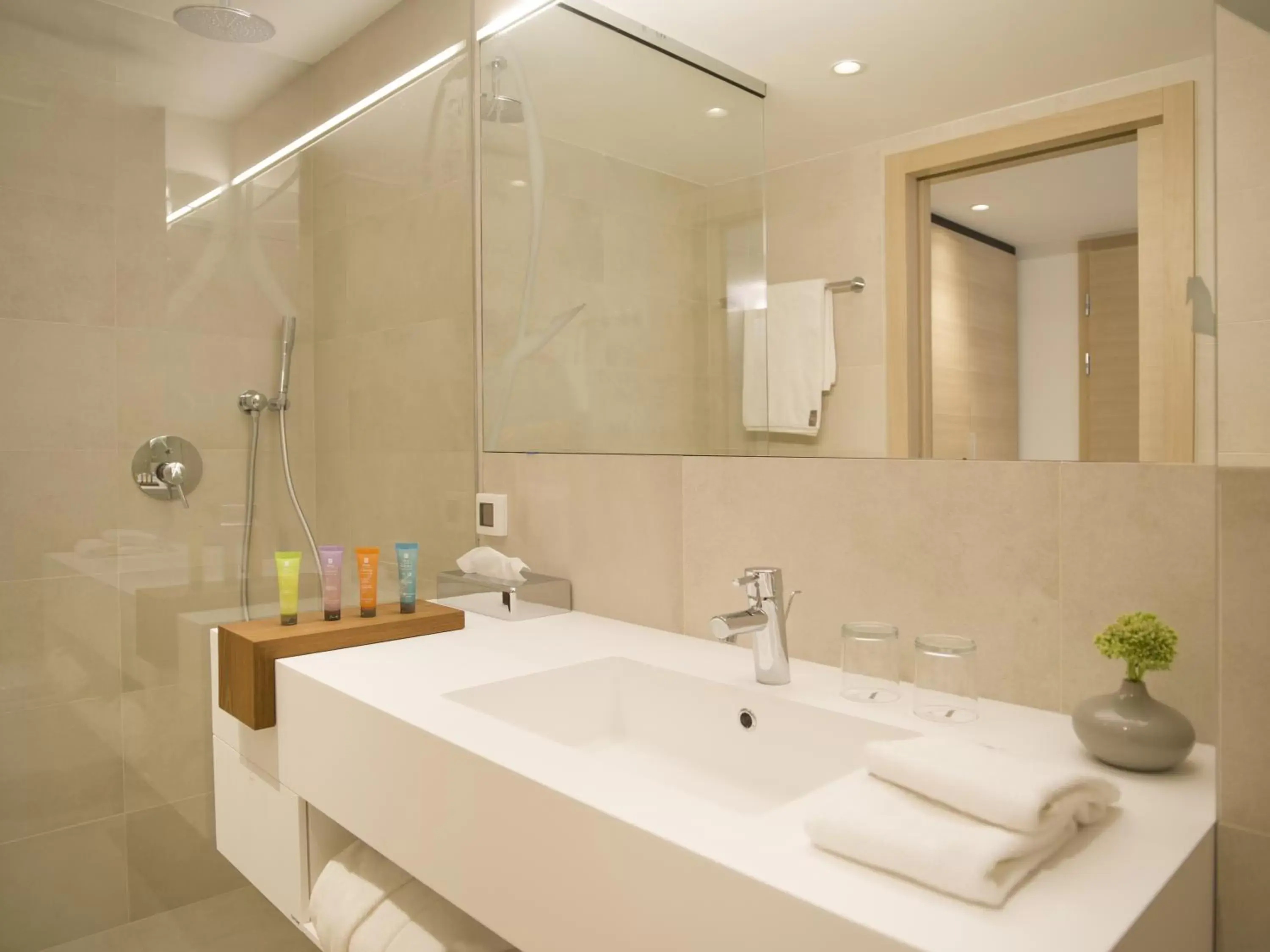 Shower, Bathroom in Hotel Kompas