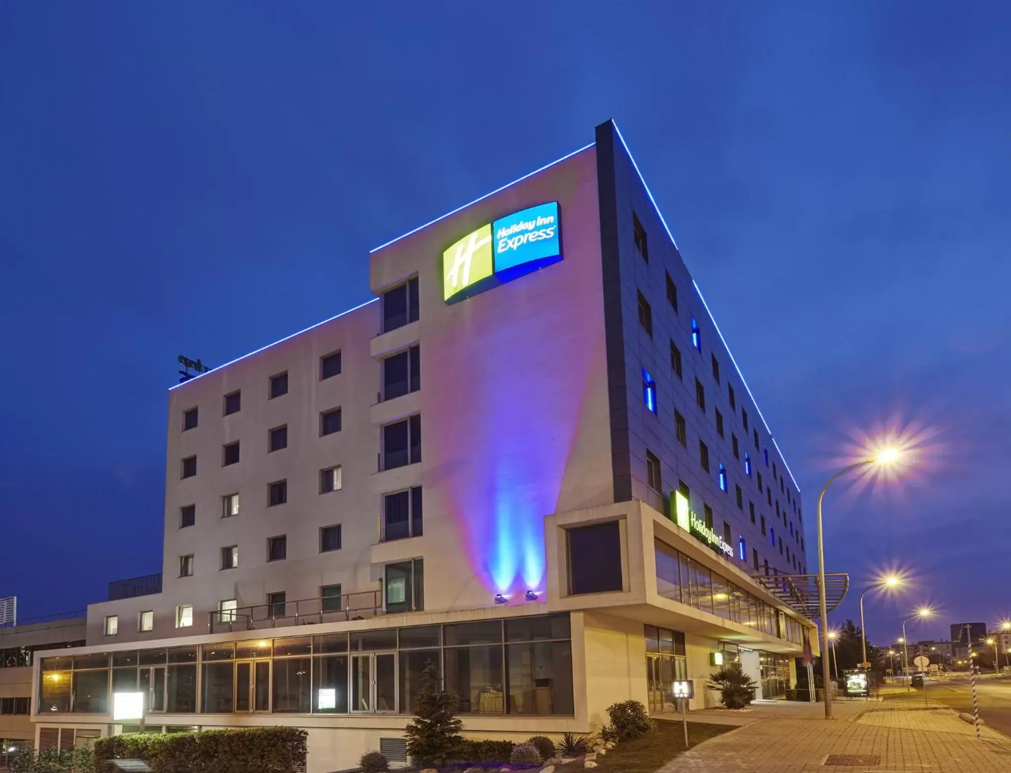 Property Building in Holiday Inn Express Lisbon Alfragide, an IHG Hotel