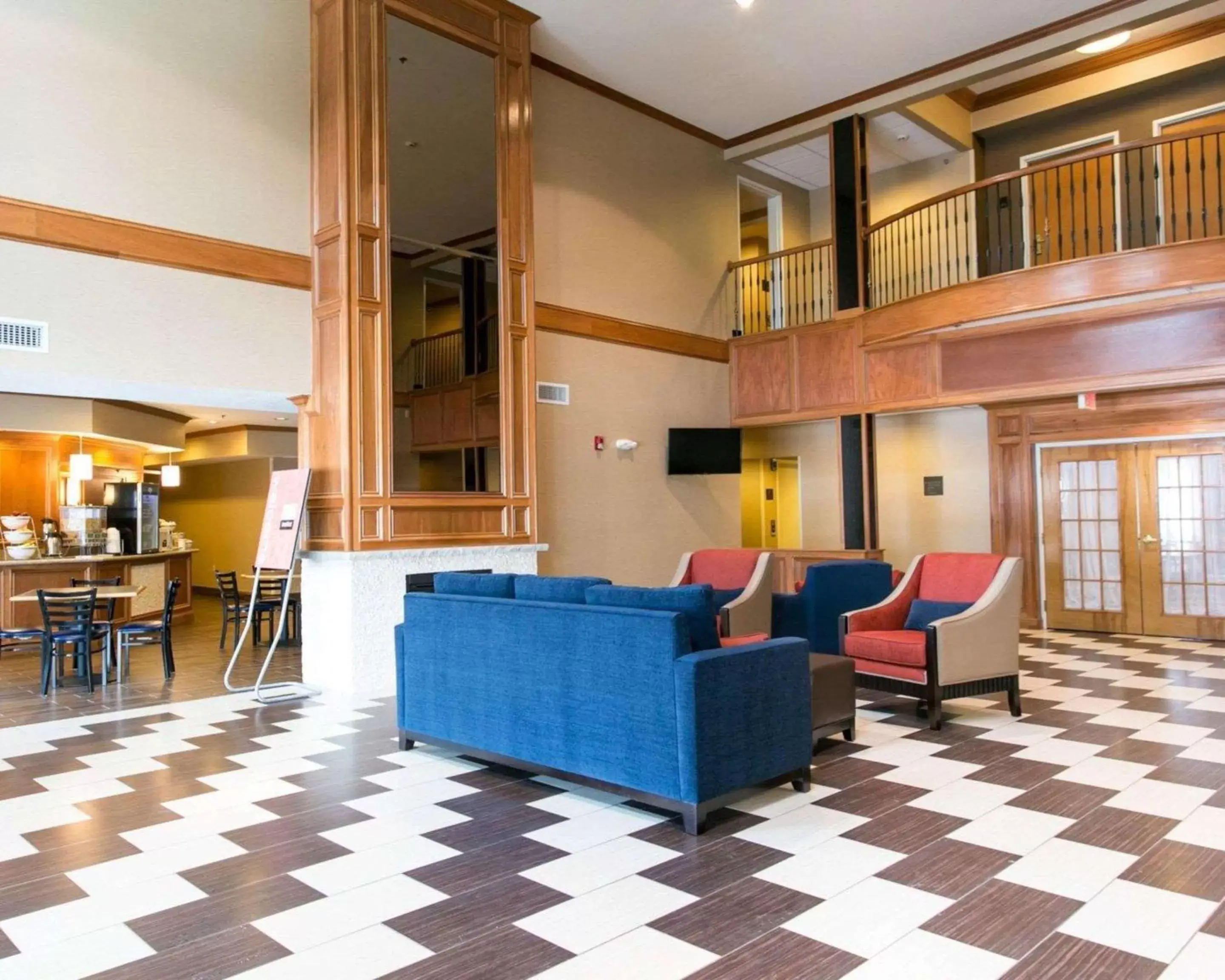 Lobby or reception in Comfort Suites Benton Harbor - St. Joseph
