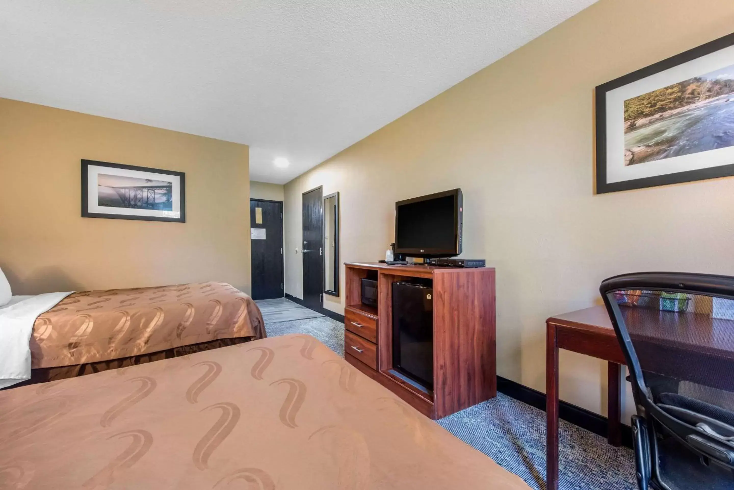 Photo of the whole room, TV/Entertainment Center in Quality Inn Morgantown