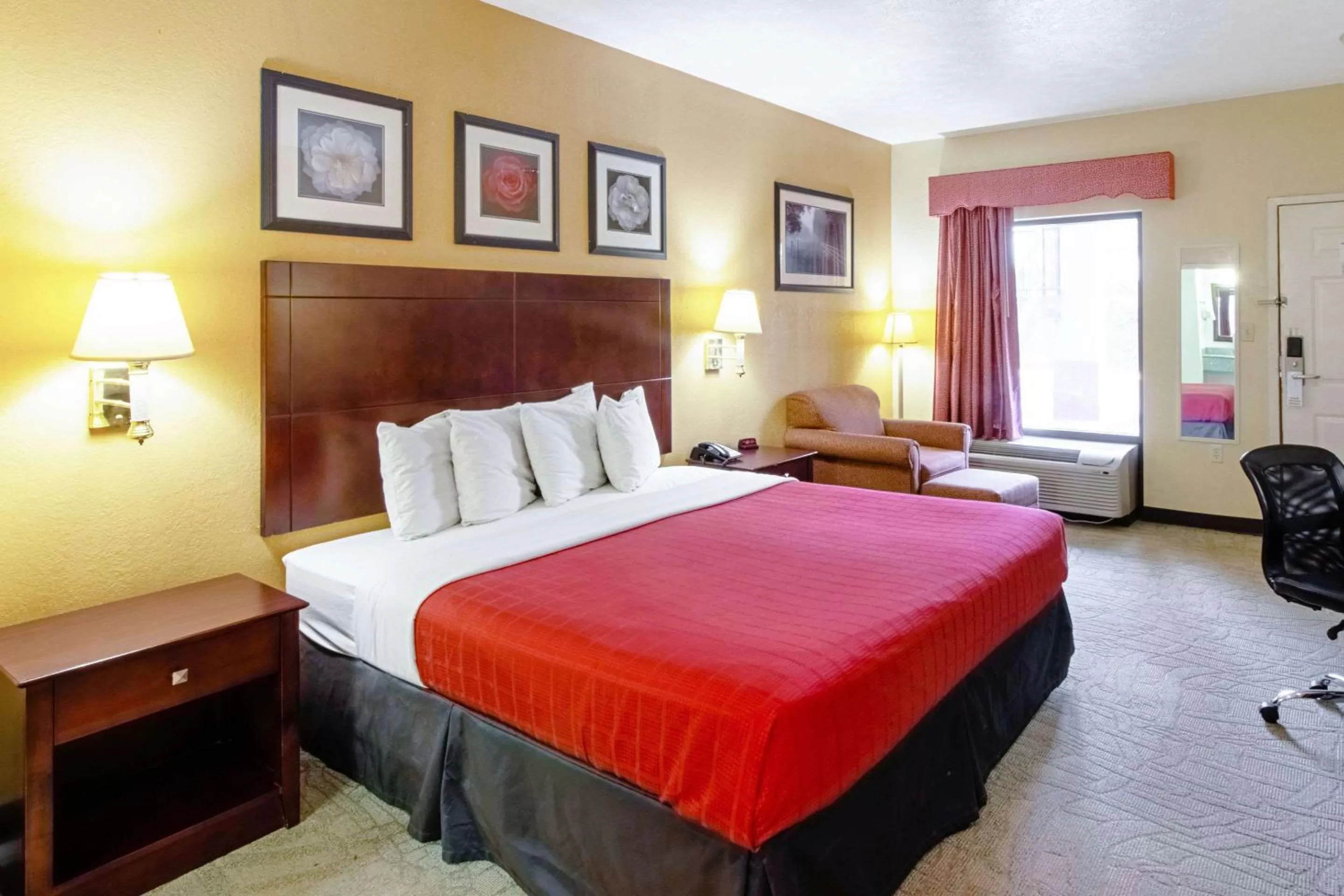 Photo of the whole room, Bed in Quality Inn & Suites Dickson