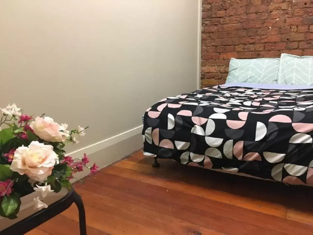 Standard Single Room in Surf 'N' Snow Backpackers Across Sky Tower Standard Single Room in Surf 'N' Snow Backpackers Across Sky Tower