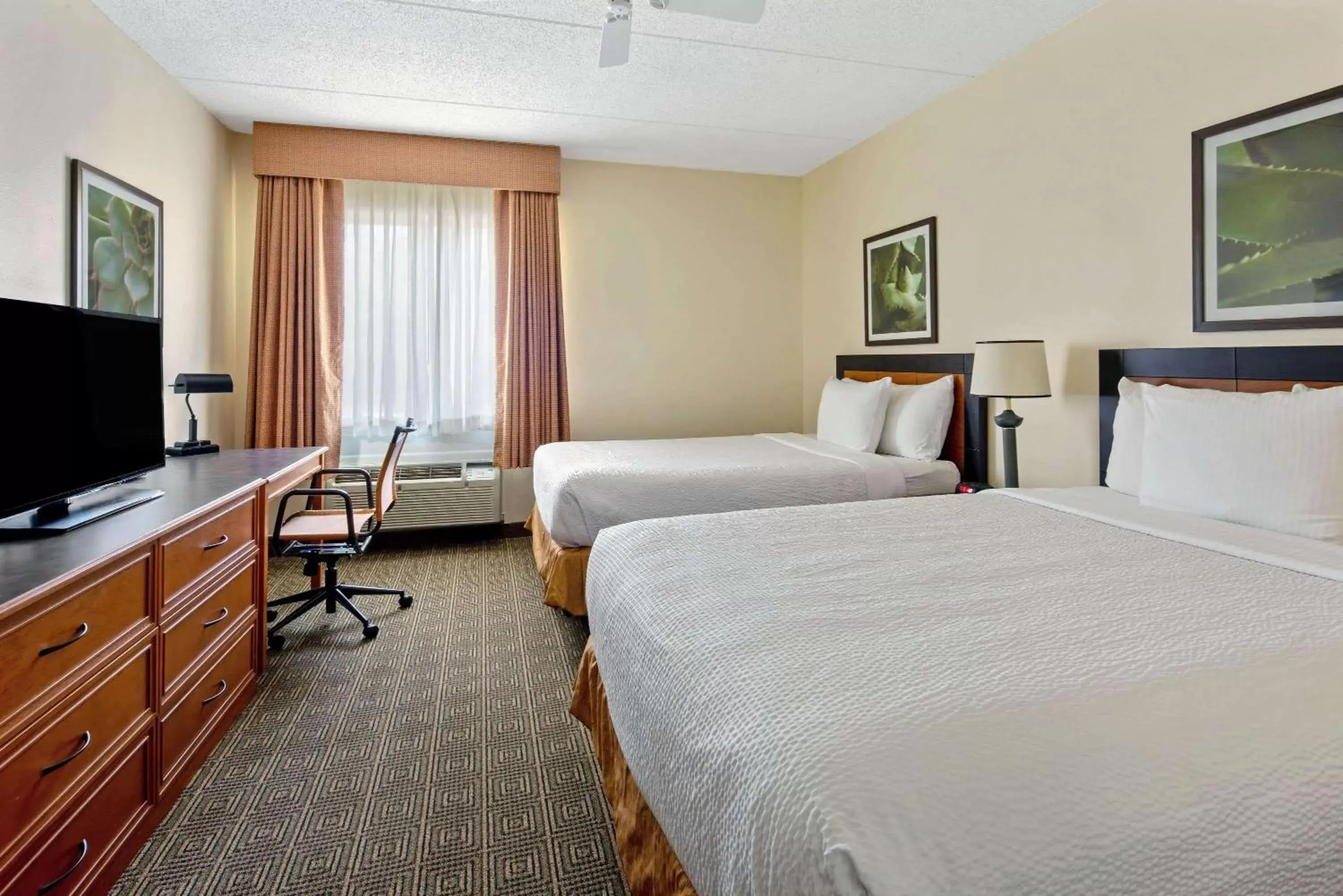 Photo of the whole room, Bed in La Quinta by Wyndham Sunrise Sawgrass Mills