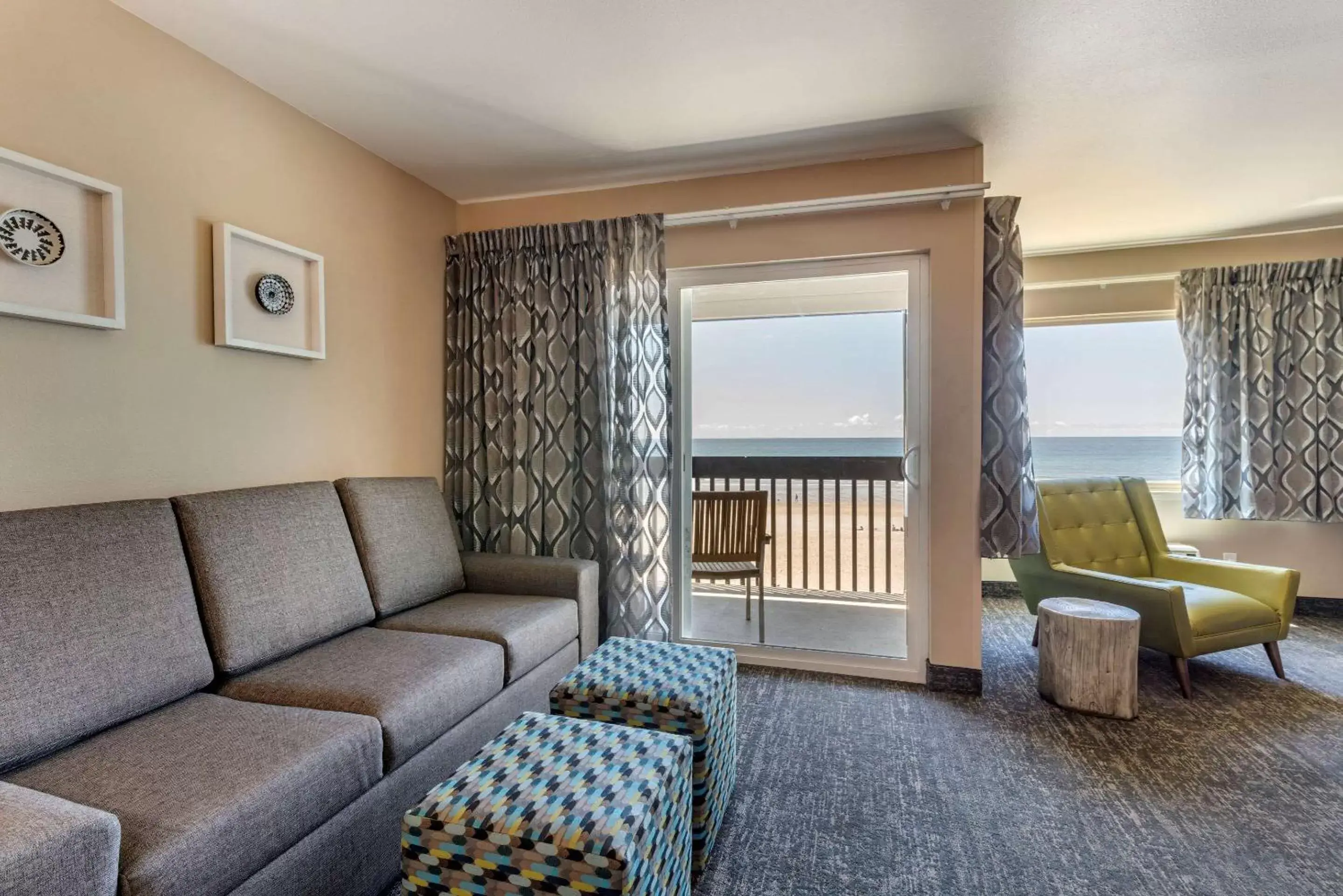 Photo of the whole room, Seating Area in Lincoln Sands Oceanfront Resort, Ascend Hotel Collection