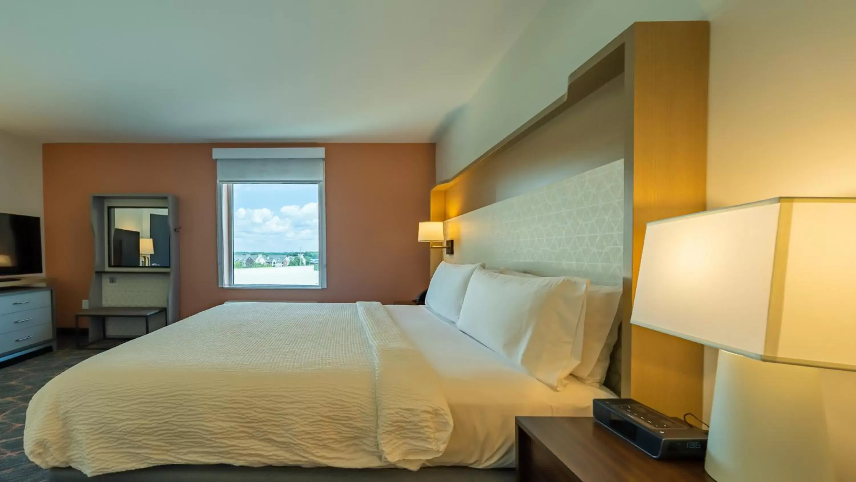 Bedroom, Bed in Holiday Inn & Suites Atlanta Perimeter Dunwoody, an IHG Hotel