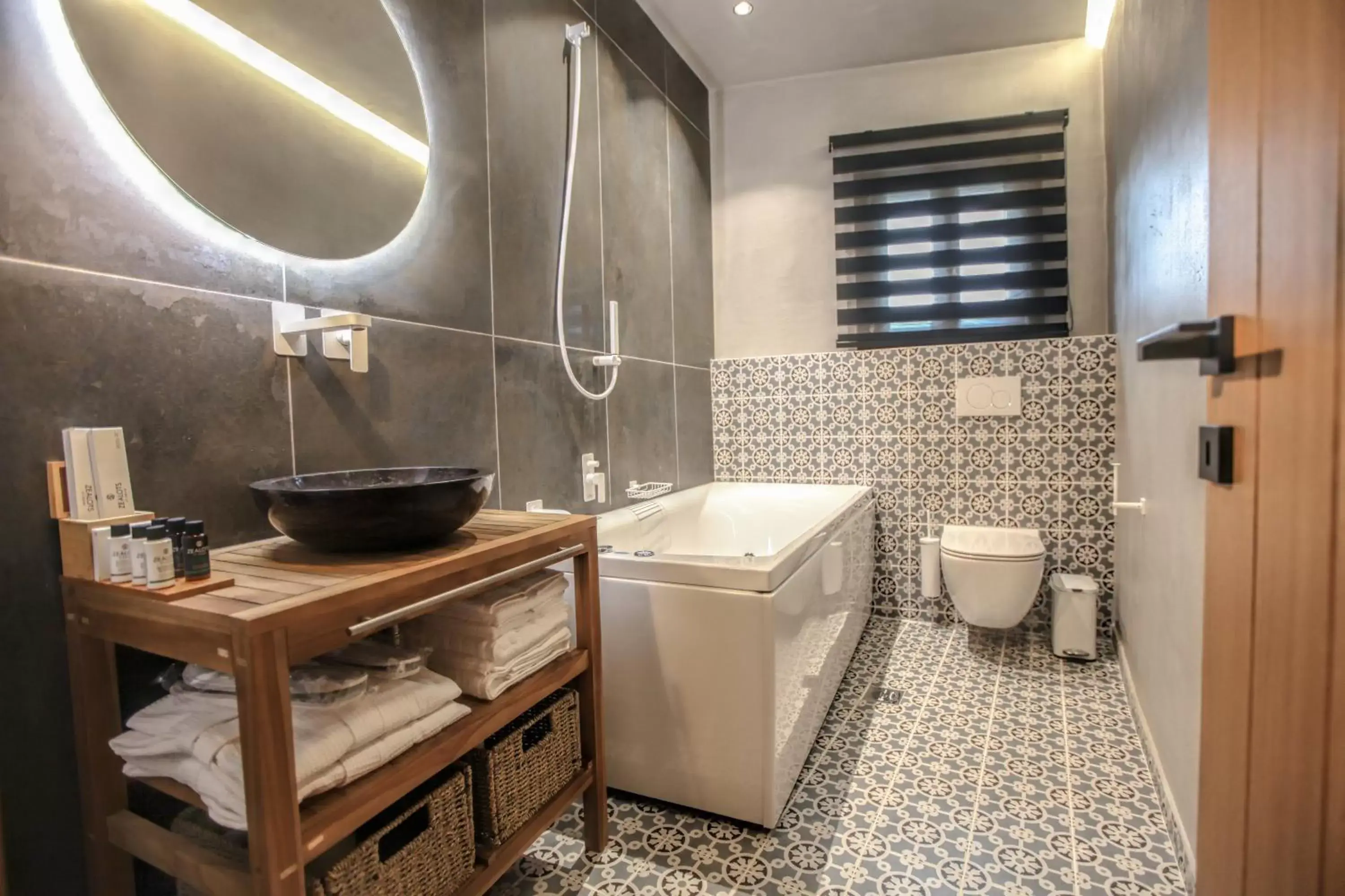 Hot Tub, Bathroom in Meteora Heaven and Earth Kastraki premium suites