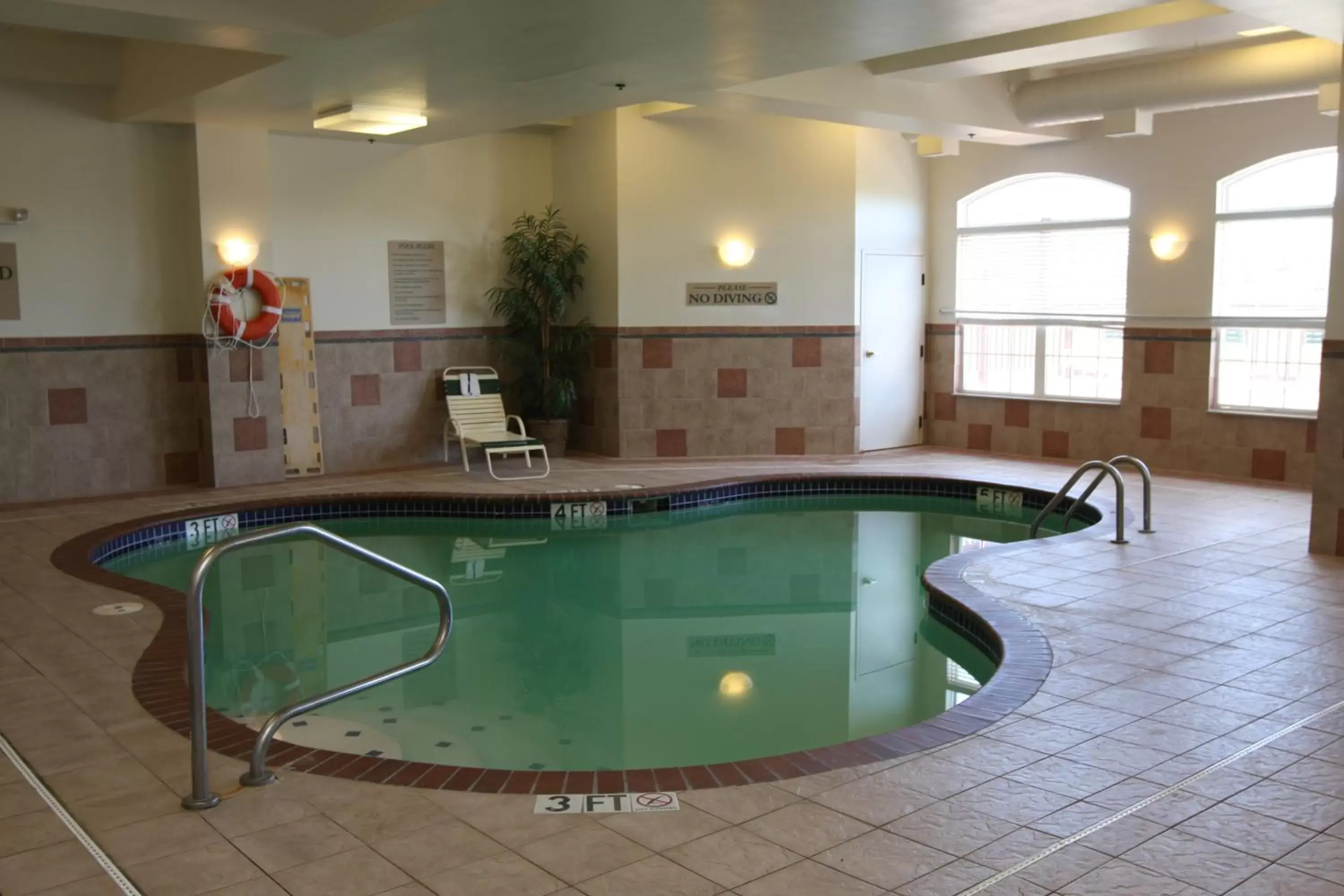 Day, Swimming Pool in Country Inn & Suites by Radisson, Findlay, OH