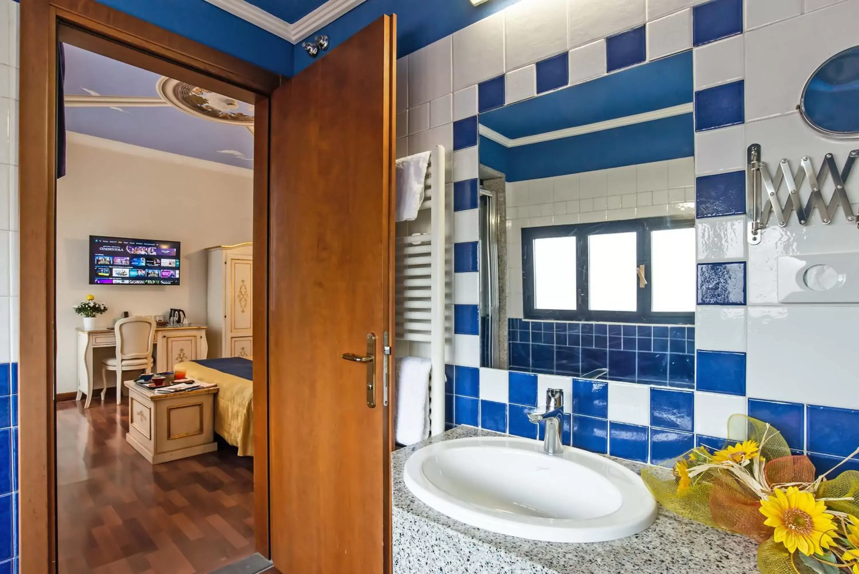 Bed, Bathroom in Hotel Porta Faenza