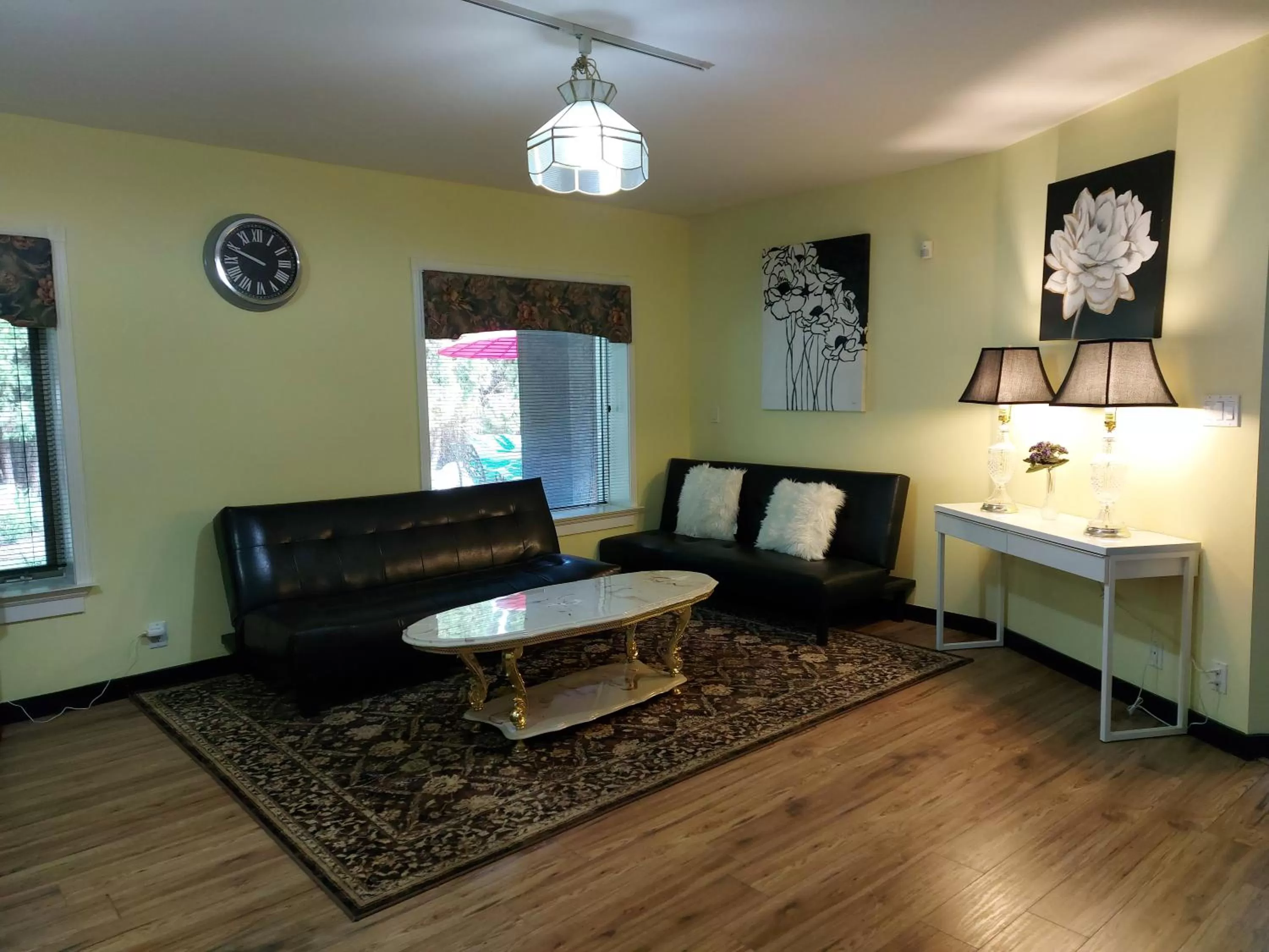 Living room, Seating Area in Summer Express Kelowna B&B - Villa Bellissimo Fran-Talia