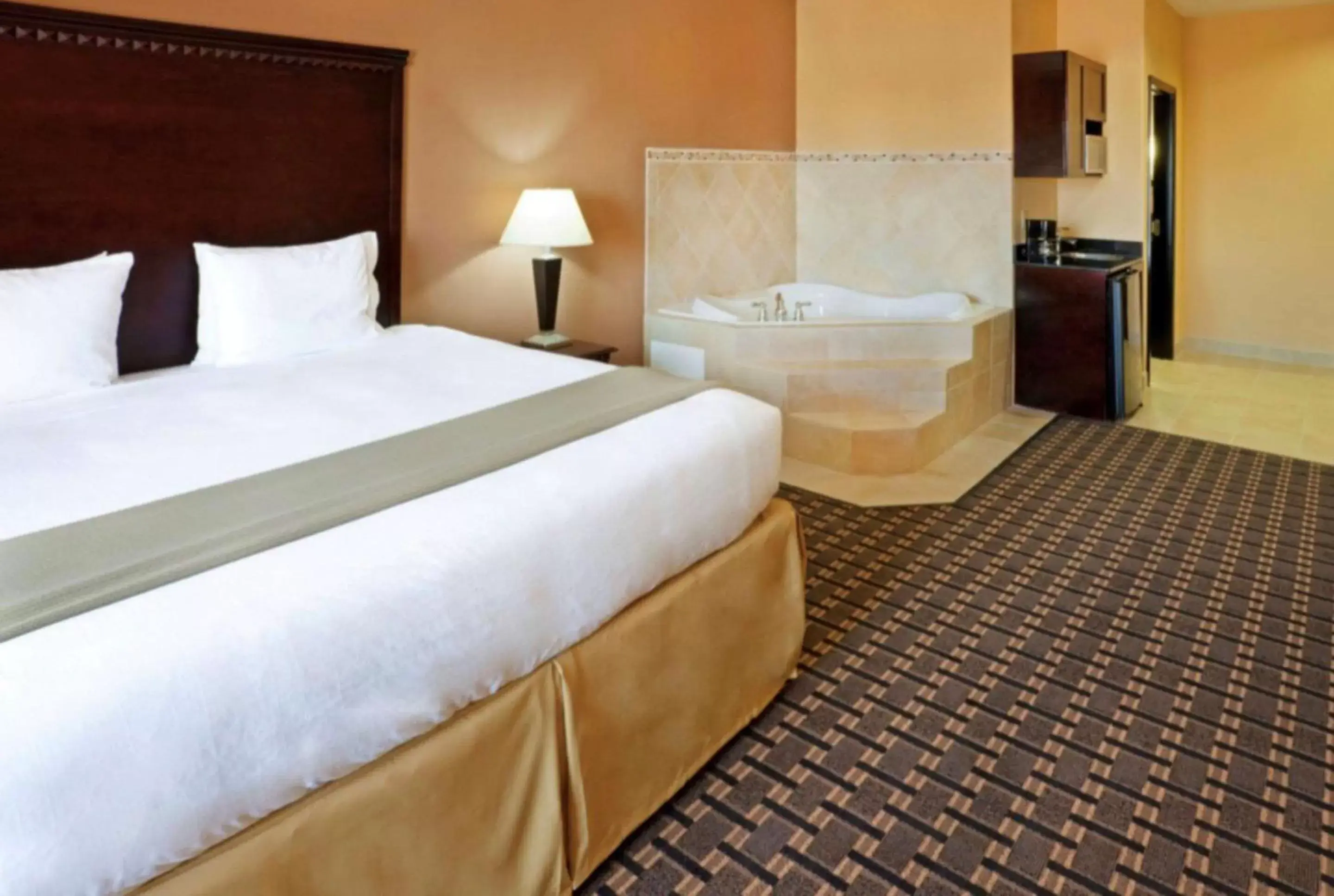 Photo of the whole room, Bed in Comfort Inn & Suites Dallas Medical-Market Center