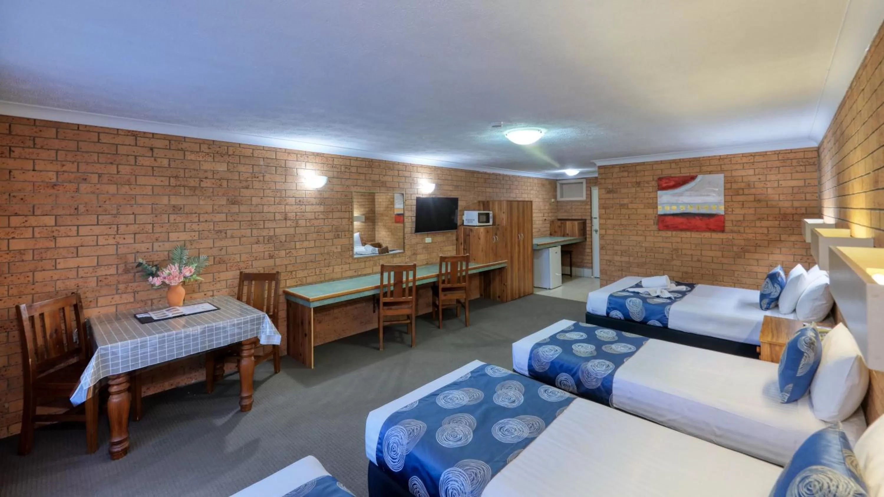 Bed in James Street Motor Inn